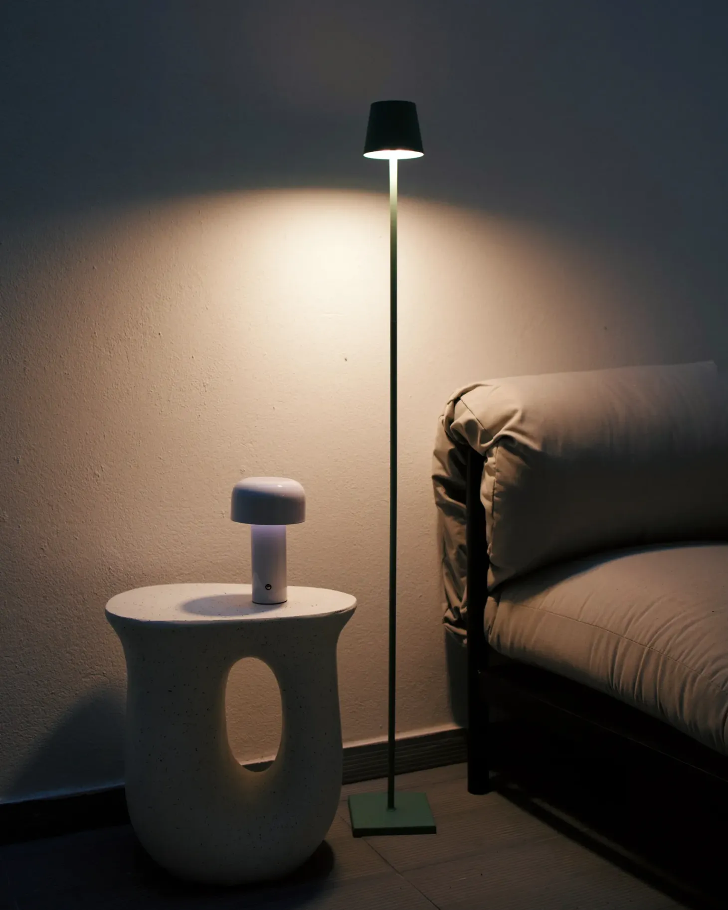 Bezprzewodowa lampa podłogowa LED GAVARRESA Ze ściemniaczem Metal Zielony