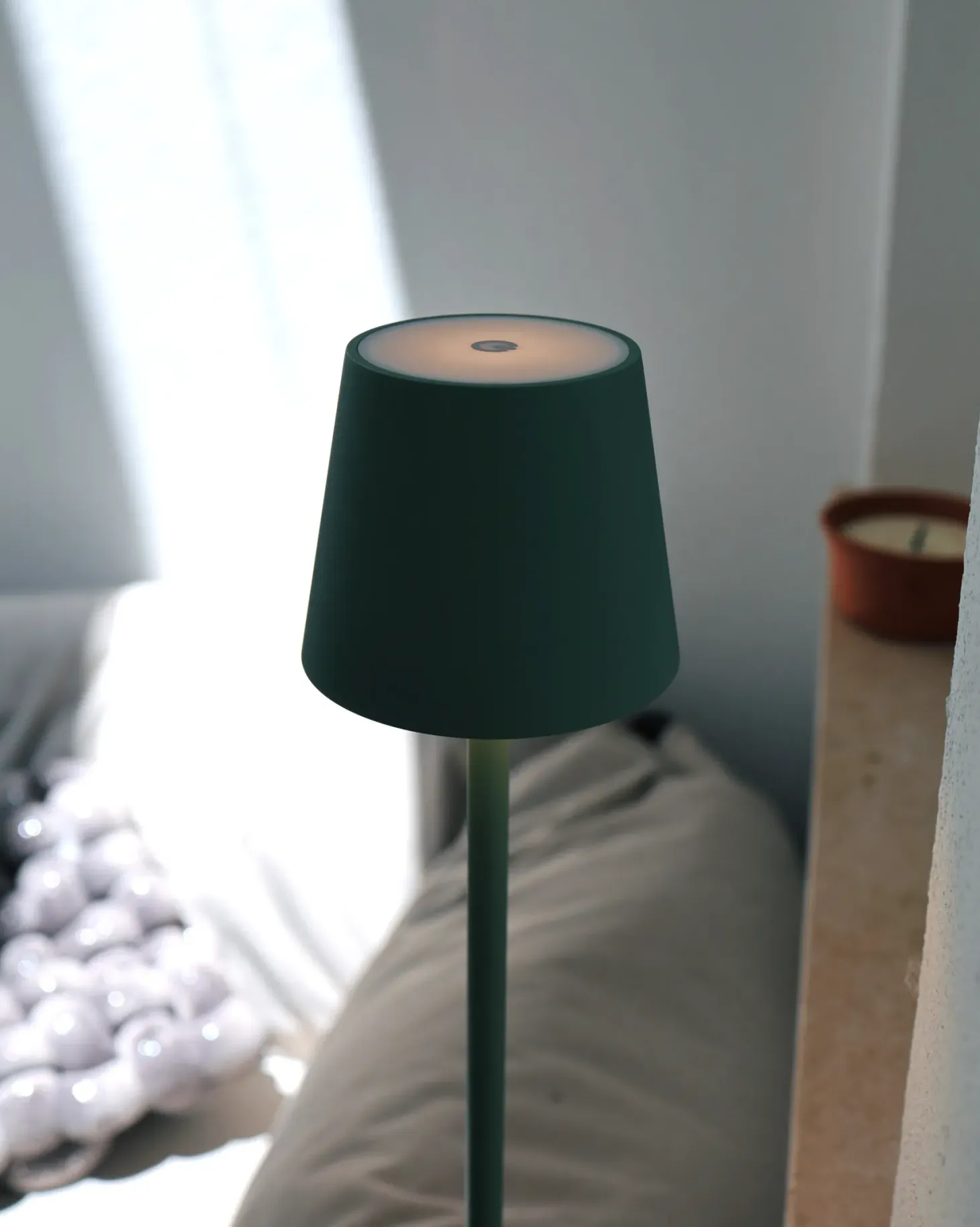 Bezprzewodowa lampa podłogowa LED GAVARRESA Ze ściemniaczem Metal Zielony