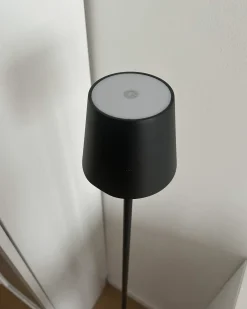 Bezprzewodowa lampa podłogowa LED GAVARRESA Ze ściemniaczem Metal Czarny
