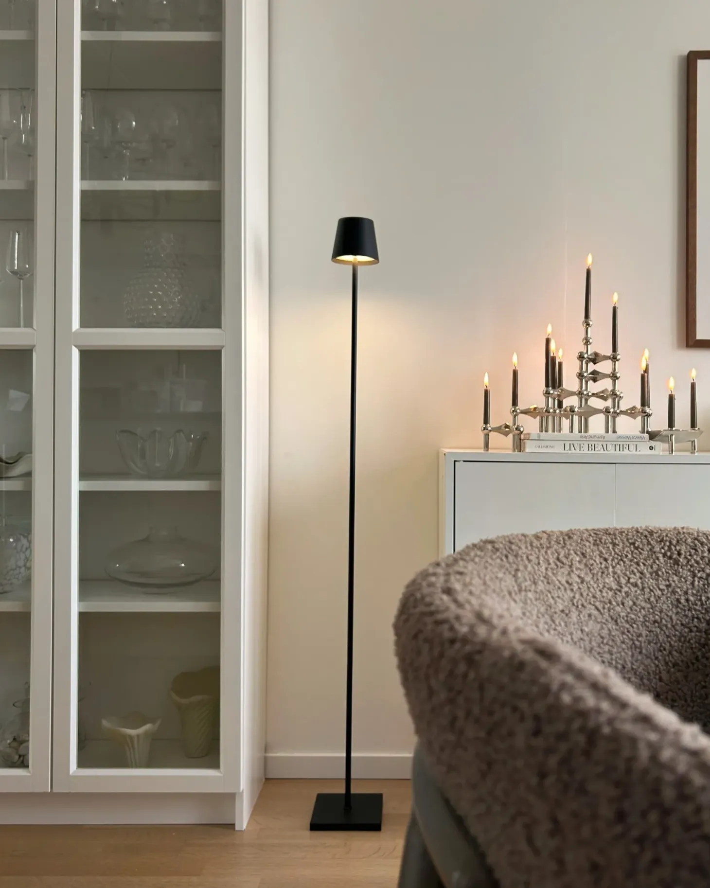 Bezprzewodowa lampa podłogowa LED GAVARRESA Ze ściemniaczem Metal Czarny