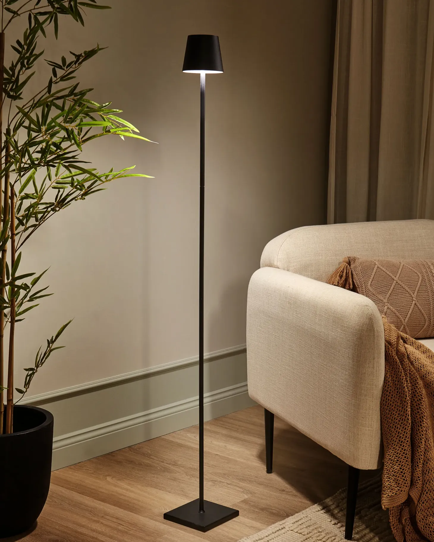Bezprzewodowa lampa podłogowa LED GAVARRESA Ze ściemniaczem Metal Czarny