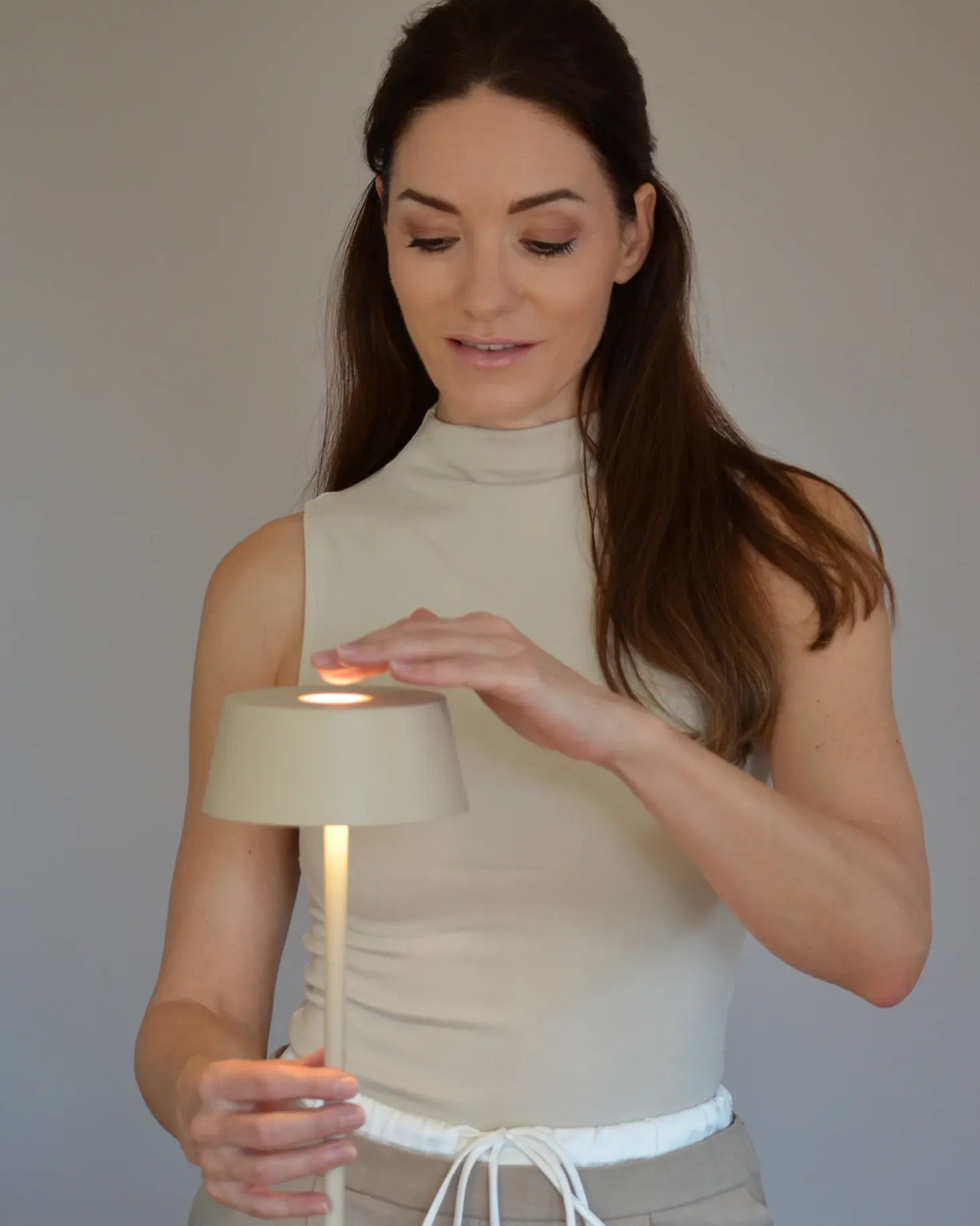 Bezprzewodowa lampa stołowa LED GUDER Ze ściemniaczem Metal Beżowy