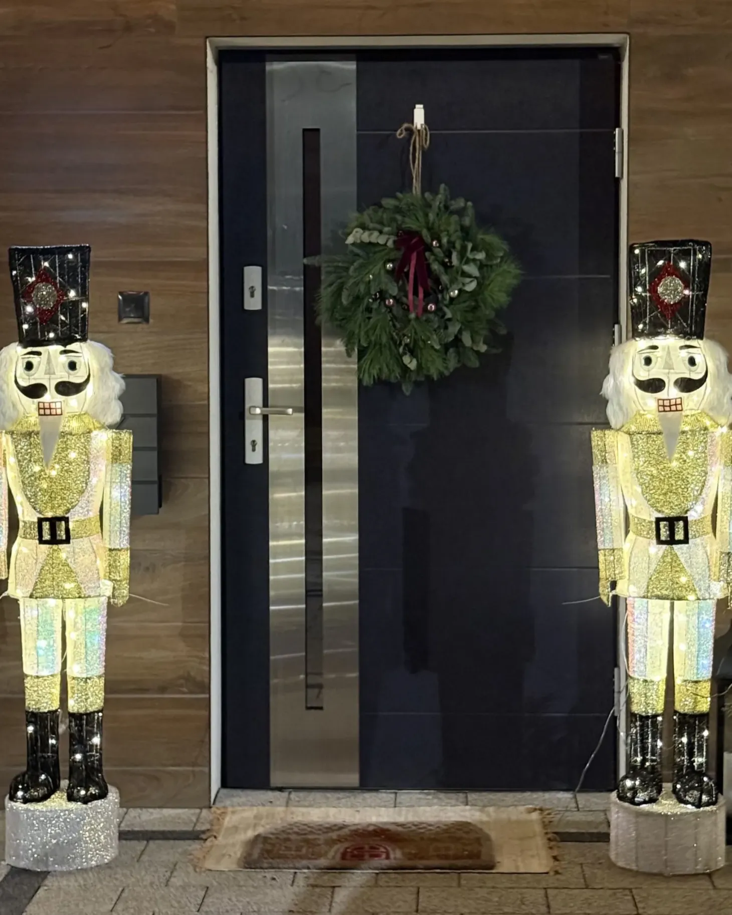 Dekoracja ogrodowa LED STOROVAN Dziadek do orzechów 152 cm Biały/ złoty