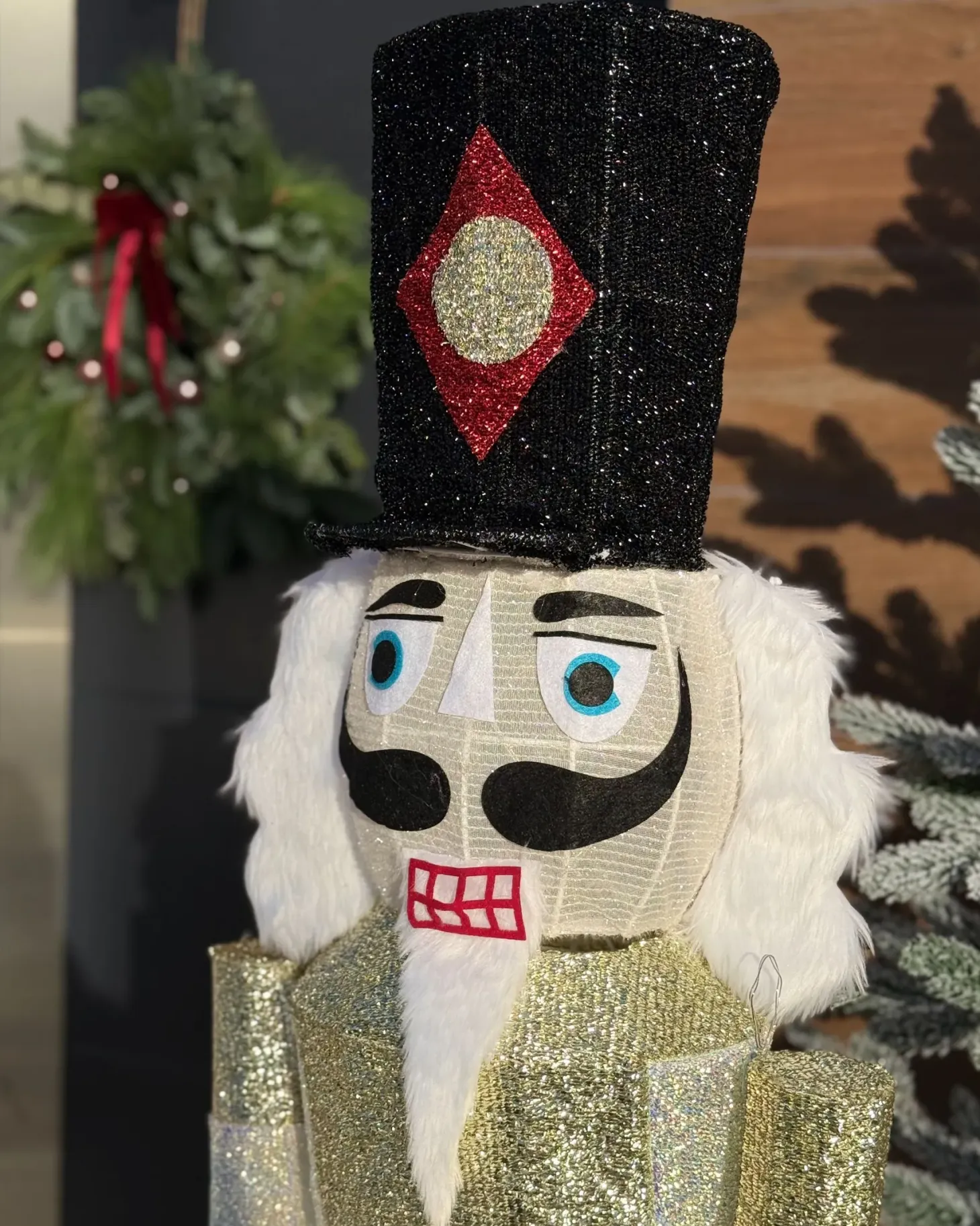 Dekoracja ogrodowa LED STOROVAN Dziadek do orzechów 152 cm Biały/ złoty