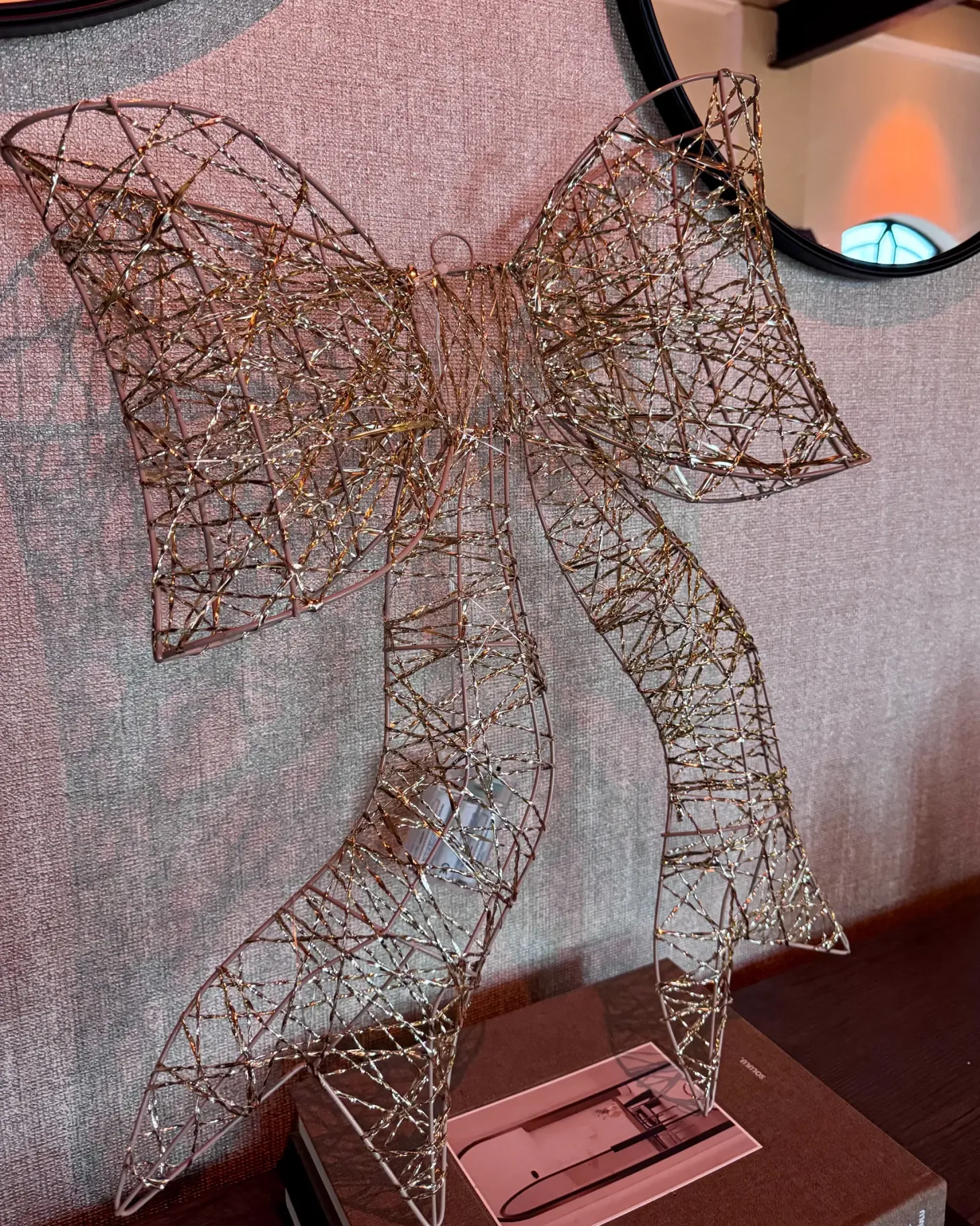 Dekoracja świąteczna LED FILSO Kokarda 56 cm Złoty