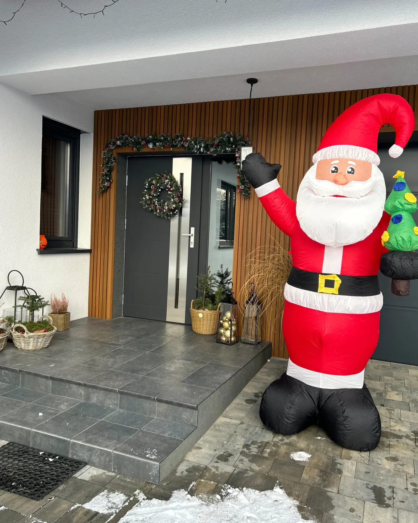 Dmuchana dekoracja ogrodowa LED IVALO Mikołaj 225 cm Czerwony