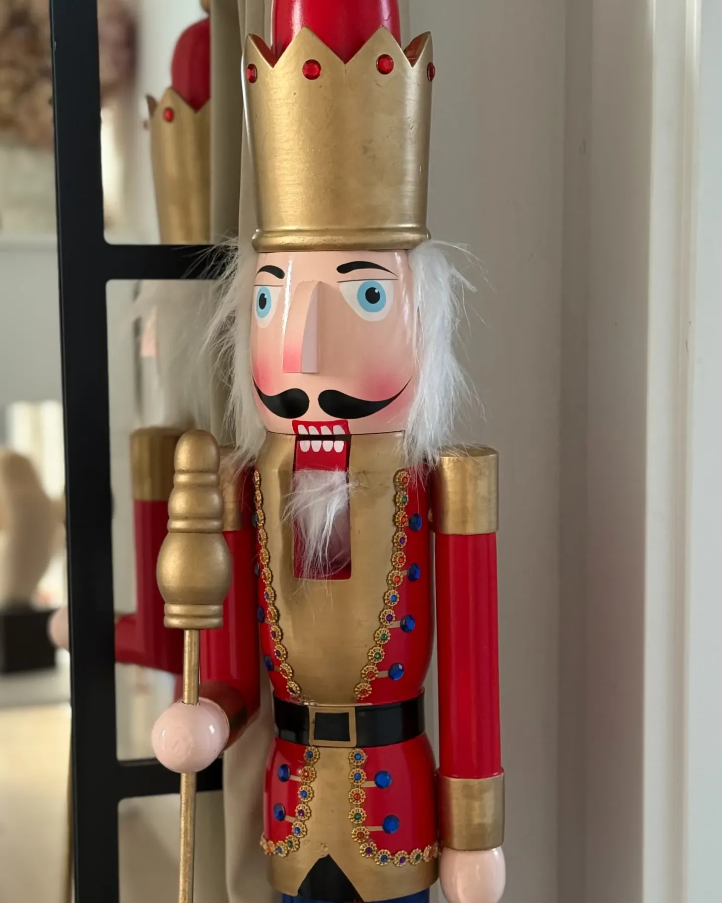Figurka dekoracyjna MALARAN Dziadek do orzechów 90 cm Czerwony