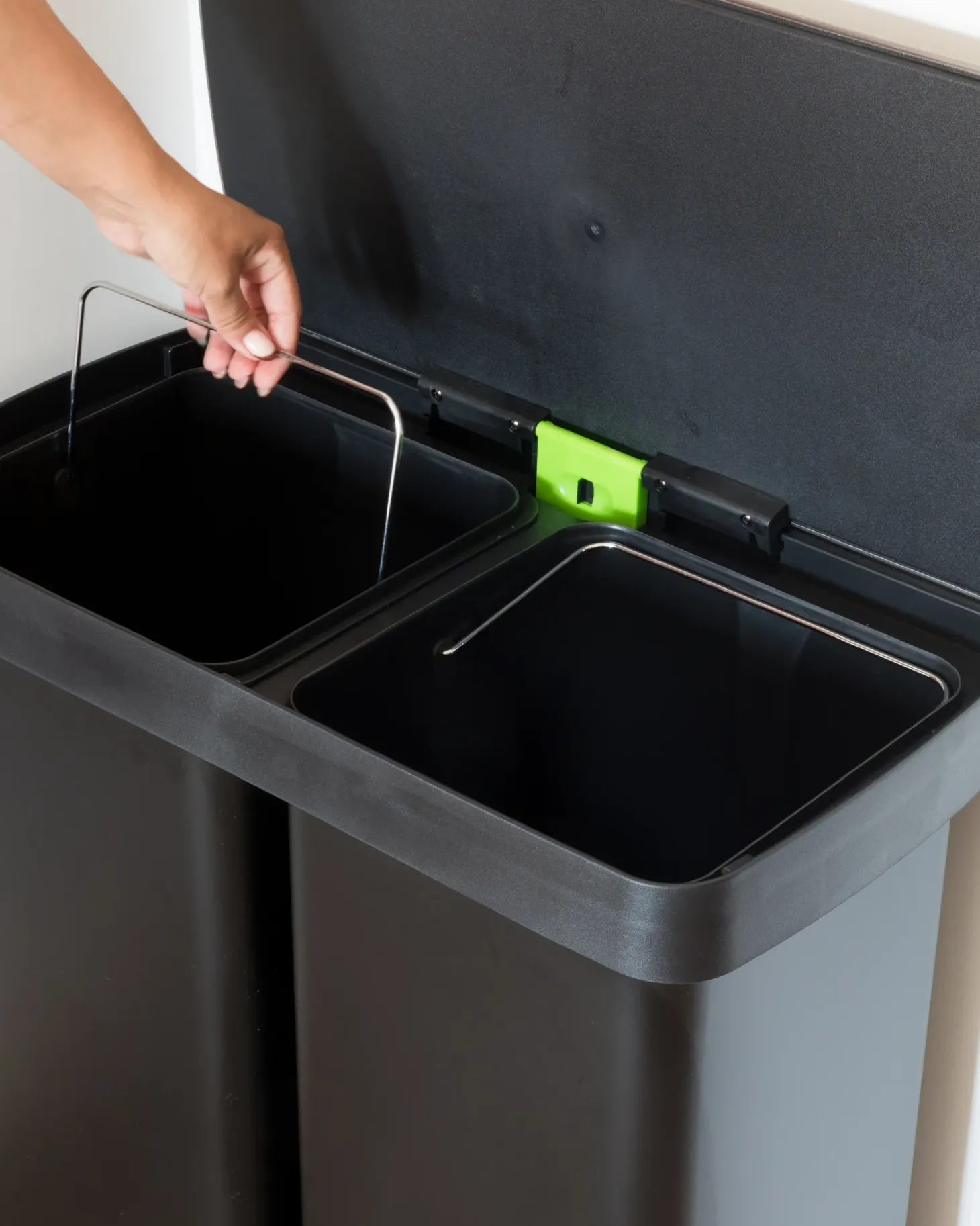 Kosz na śmieci z pedałem dwukomorowy 60 L ECOSORT Metal Czarny