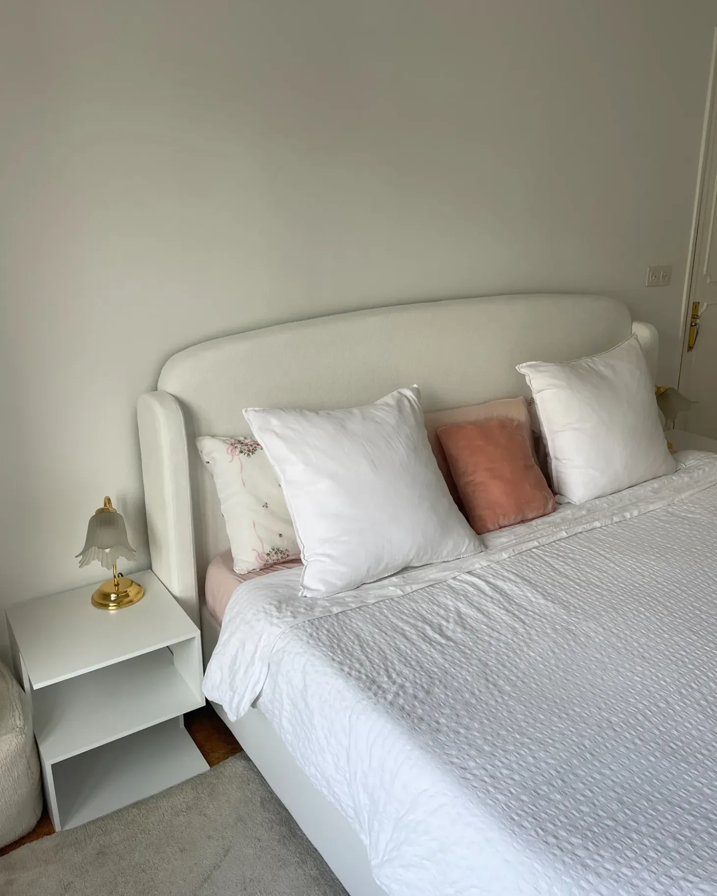 Discount Łóżko z pojemnikiem BERNAY Złamana biel 180 x 200 cm Łóżka Tapicerowane|Łóżka Podwójne