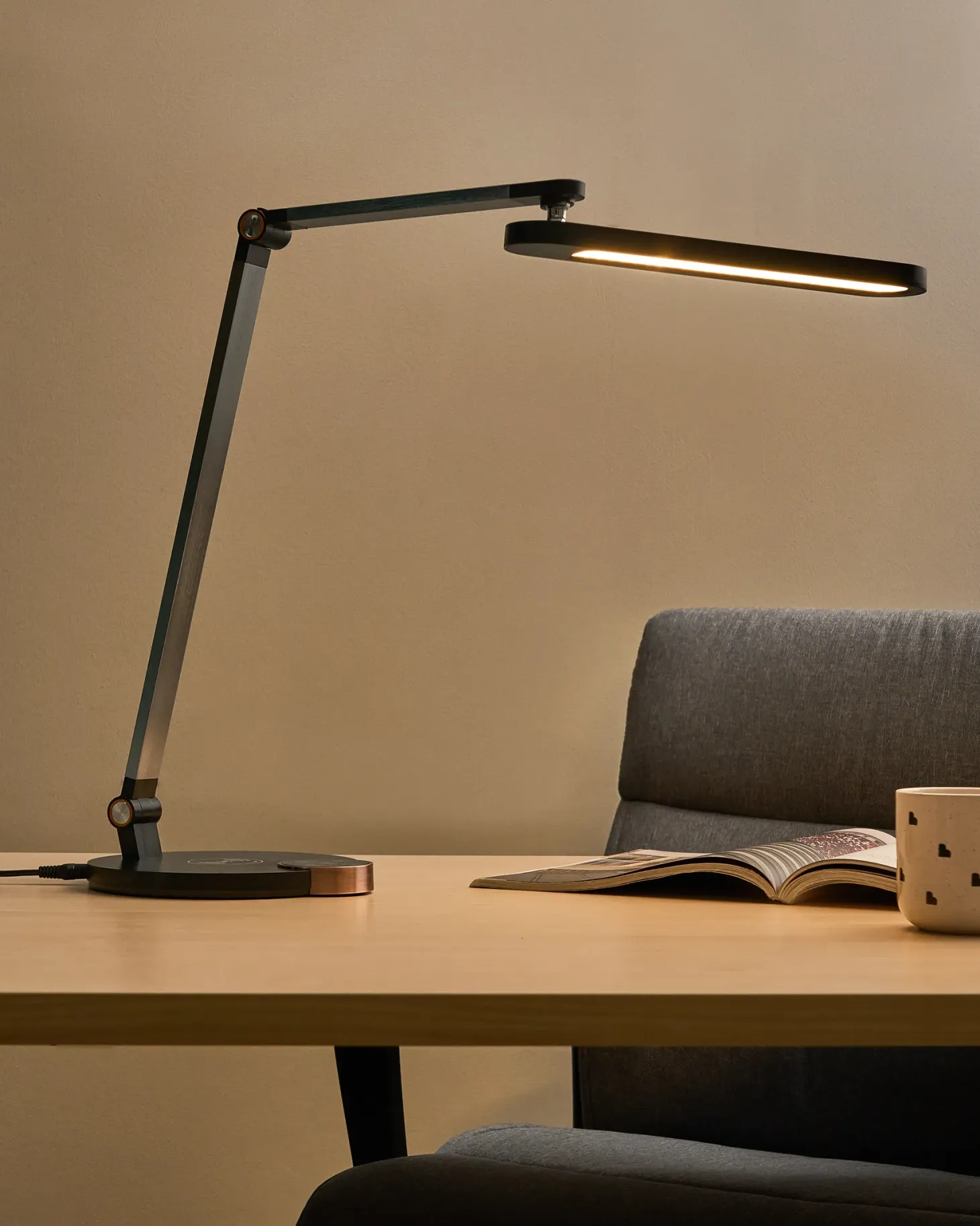 Lampa biurkowa LED CAROY Z ładowarką indukcyjną Czarny