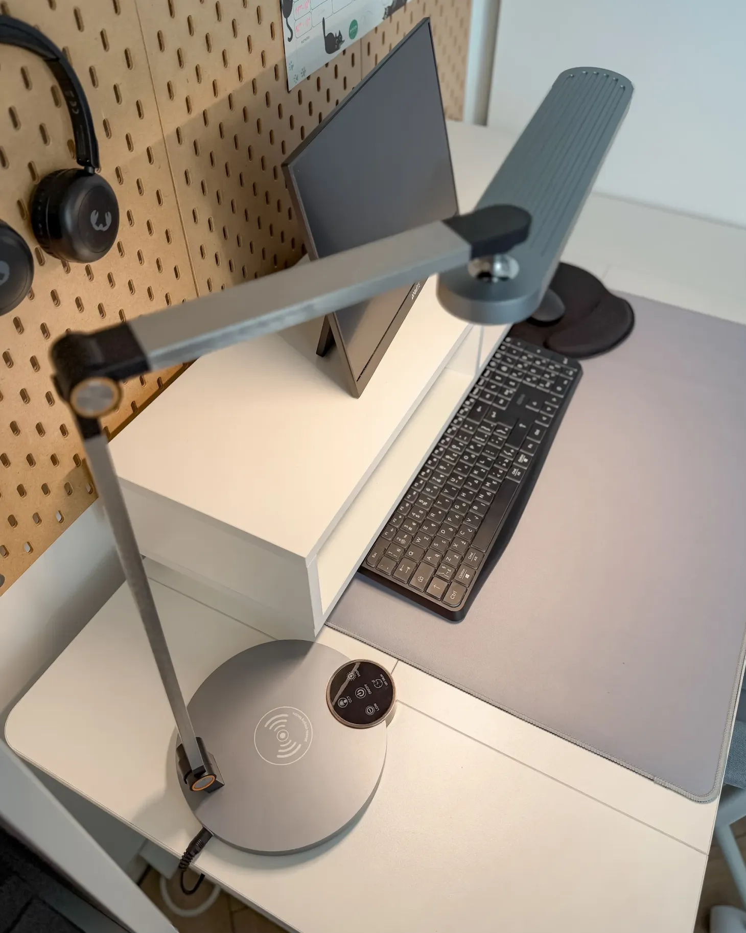 Lampa biurkowa LED CAROY Z ładowarką indukcyjną Szary