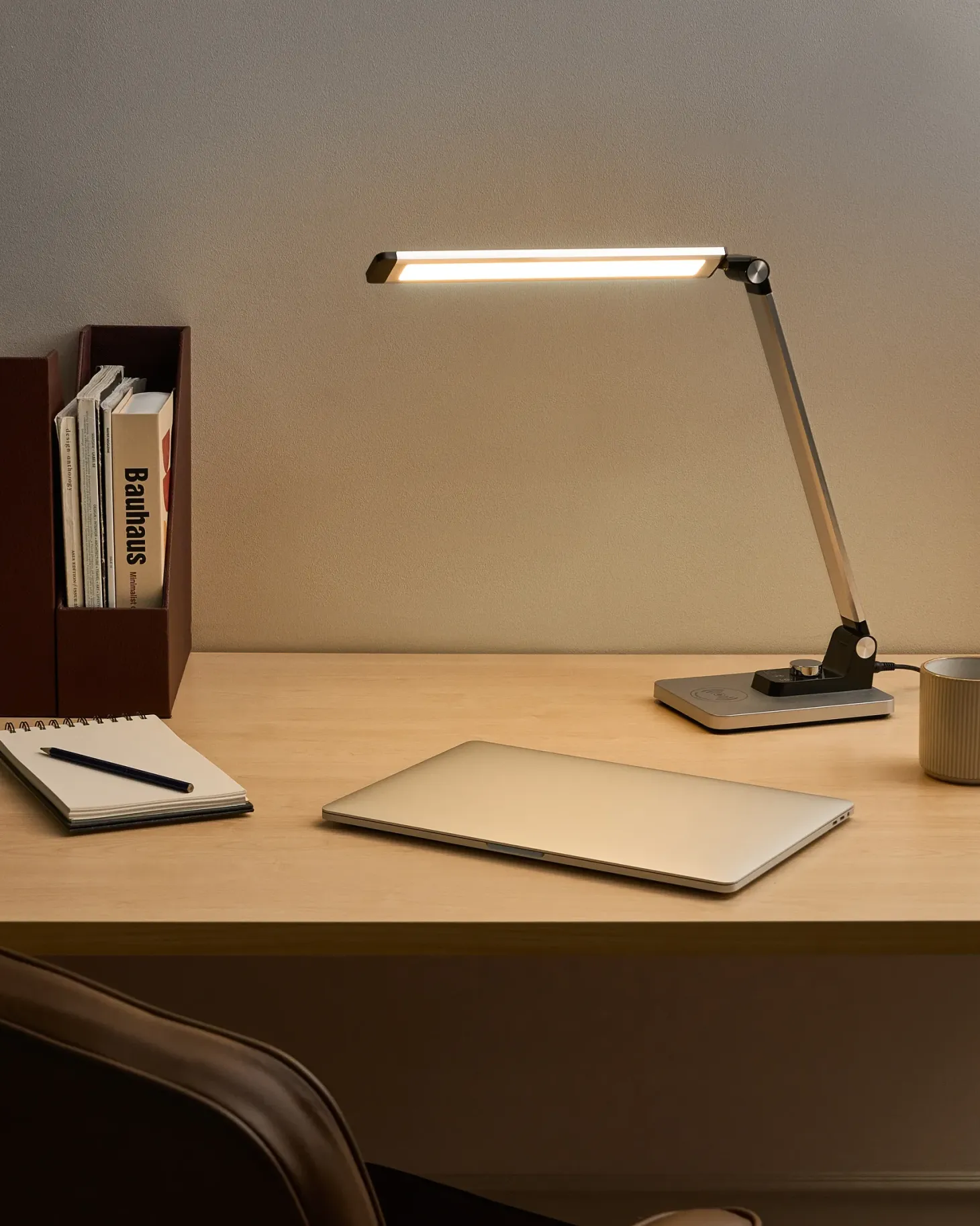 Lampa biurkowa LED ENIF Z ładowarką indukcyjną Srebrny