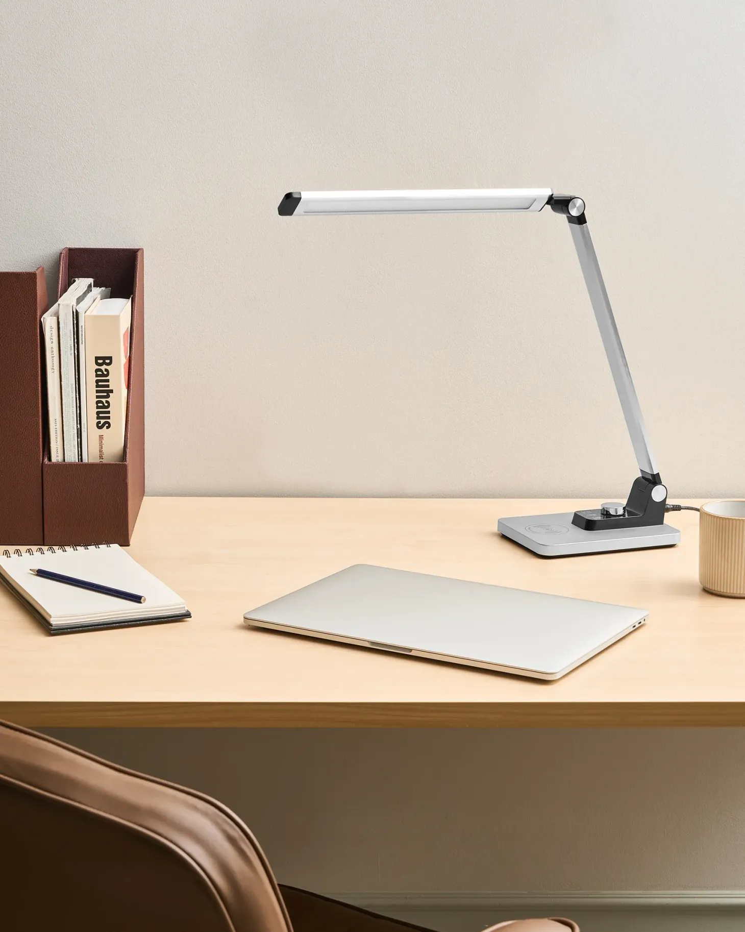 Lampa biurkowa LED ENIF Z ładowarką indukcyjną Srebrny
