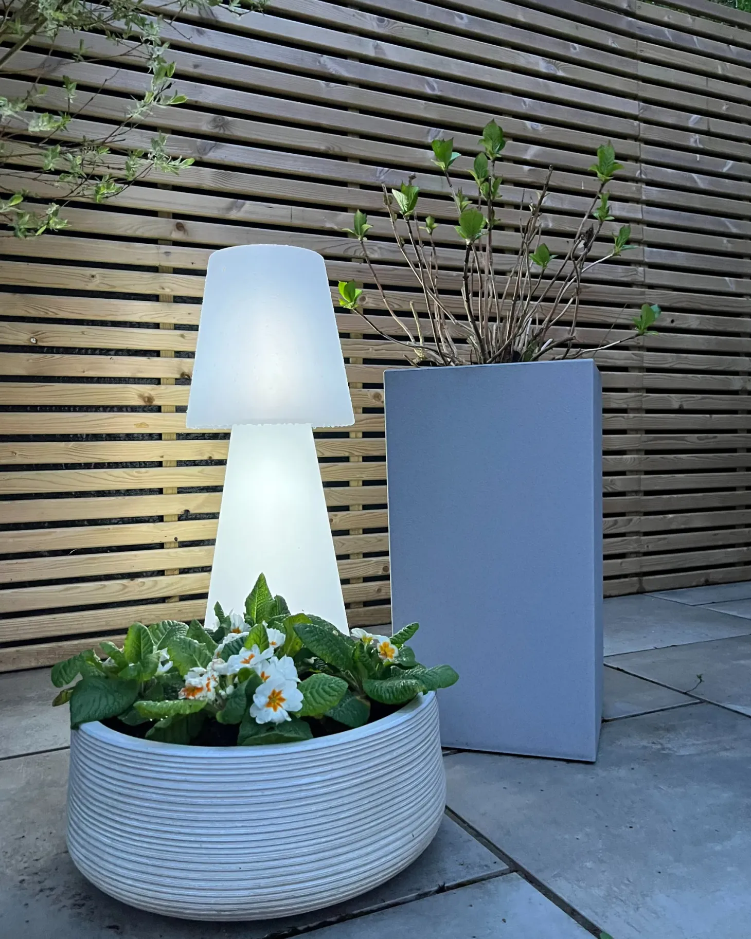 Lampa ogrodowa stojąca LED SABANAS Z pilotem Biały