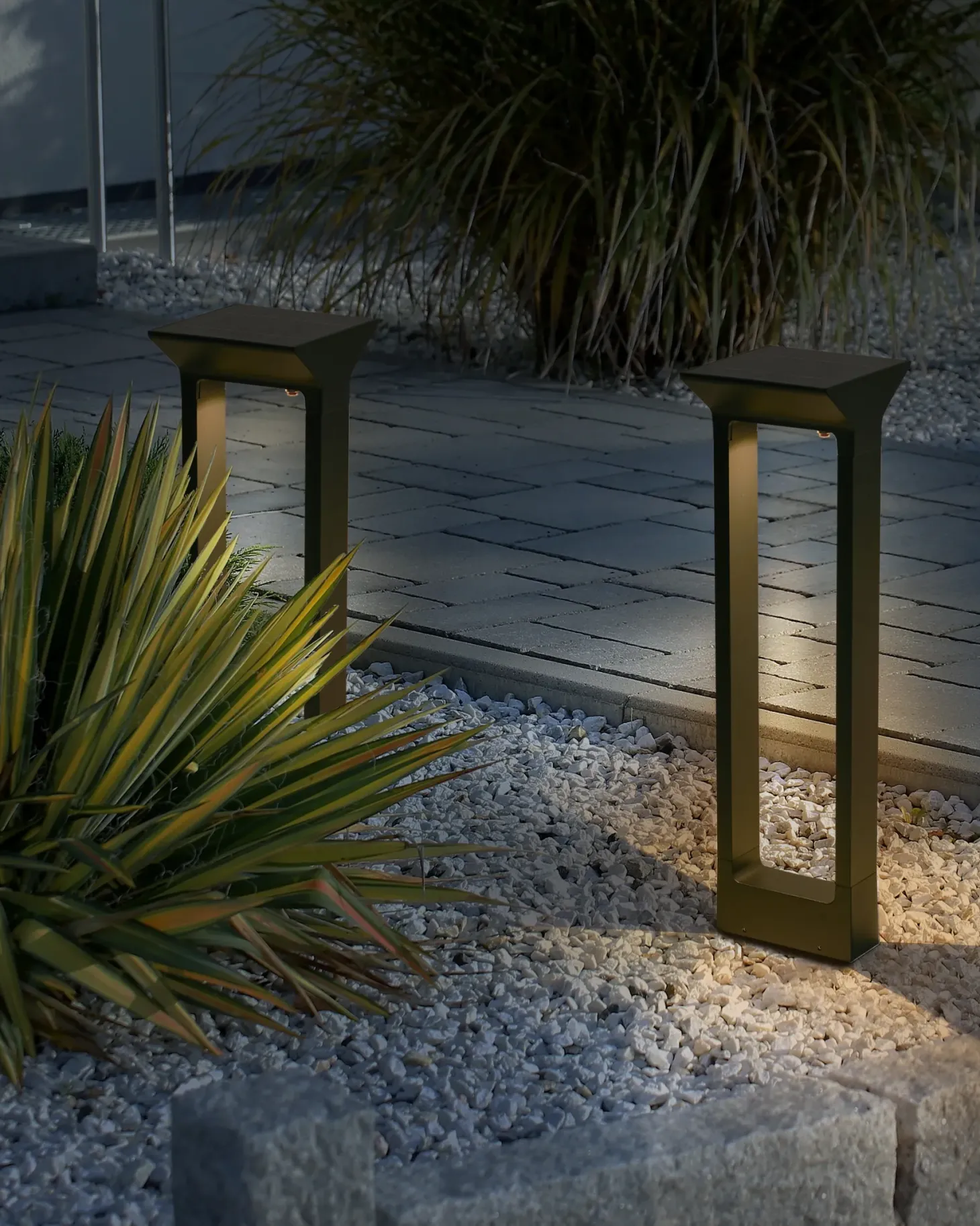 Lampa ogrodowa słupek solarna LED MALDEN Z czujnikiem ruchu Czarny