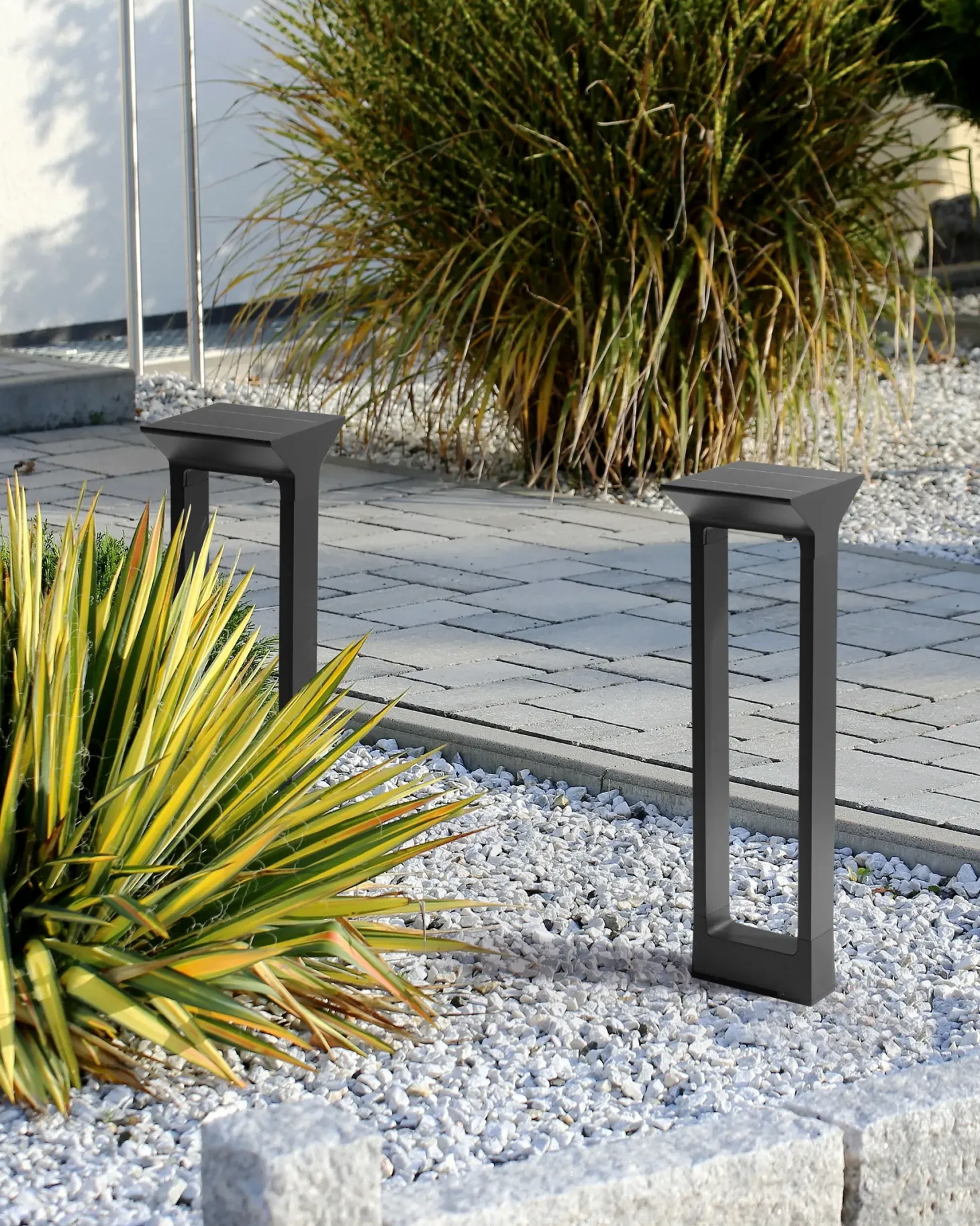 Lampa ogrodowa słupek solarna LED MALDEN Z czujnikiem ruchu Czarny