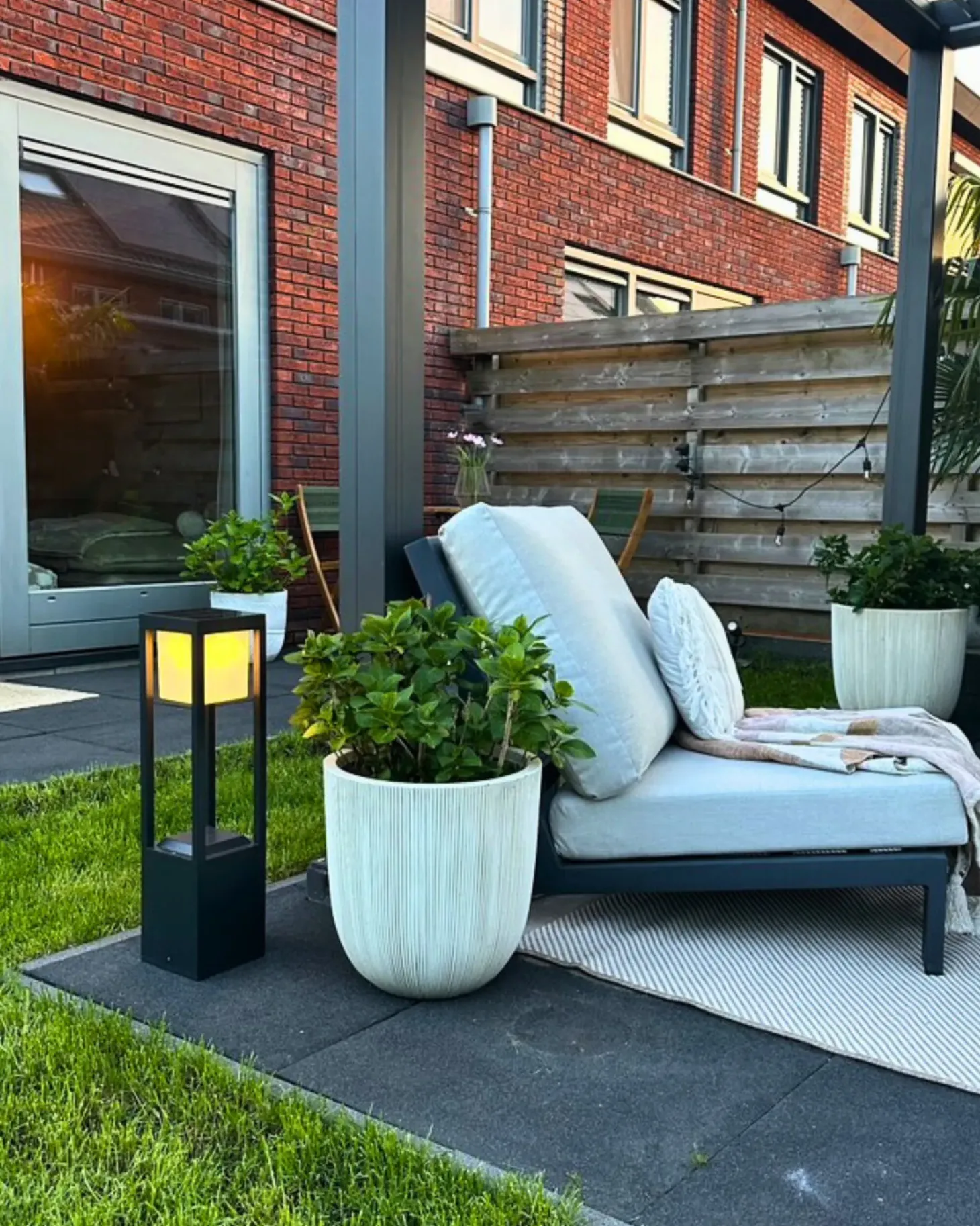 Lampa ogrodowa słupek solarna LED LOON Czarny