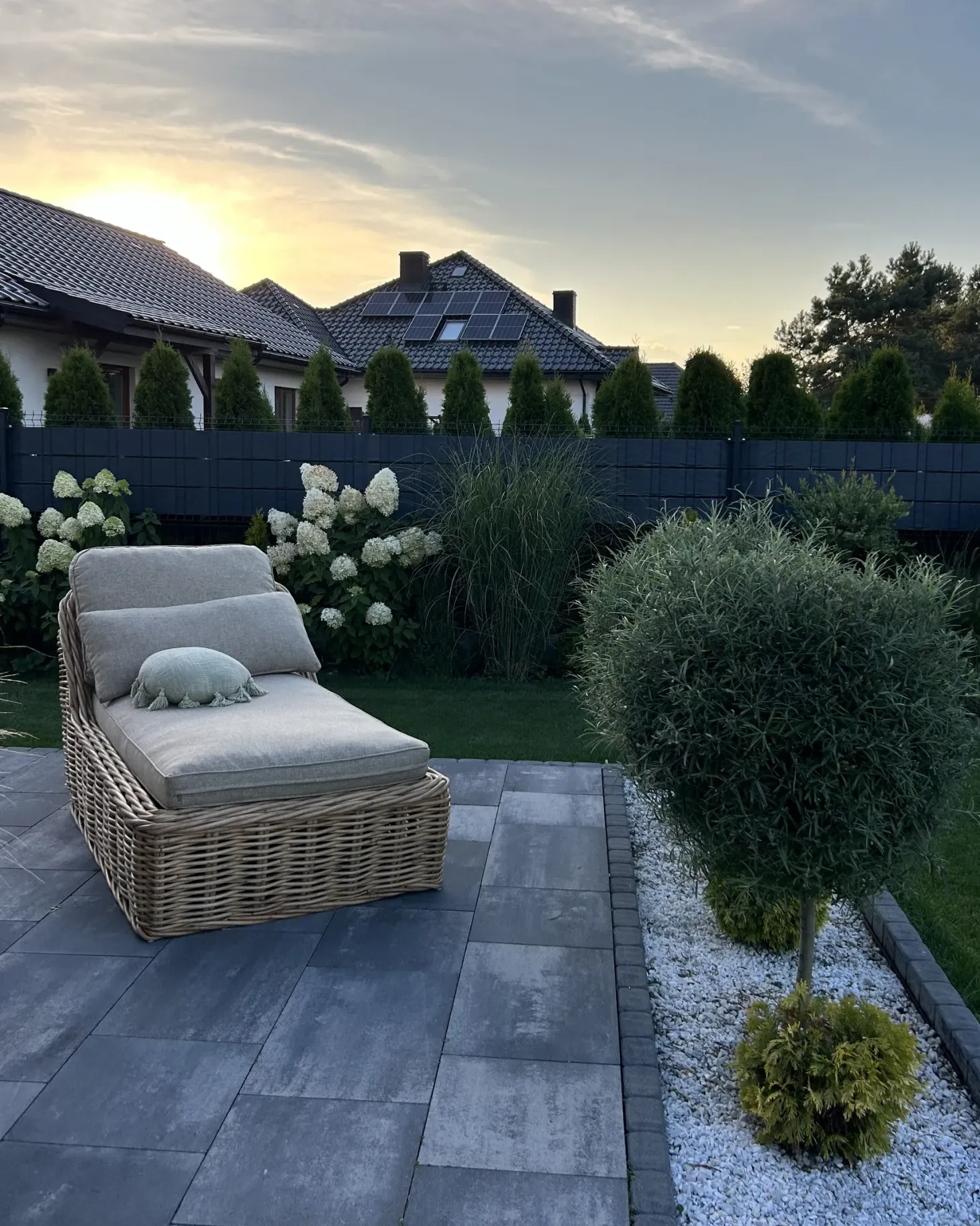Leżak ogrodowy z poduszką BELSITO Rattan Naturalny