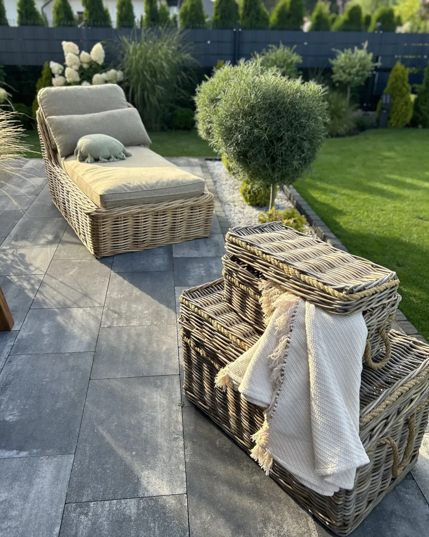 Leżak ogrodowy z poduszką BELSITO Rattan Naturalny