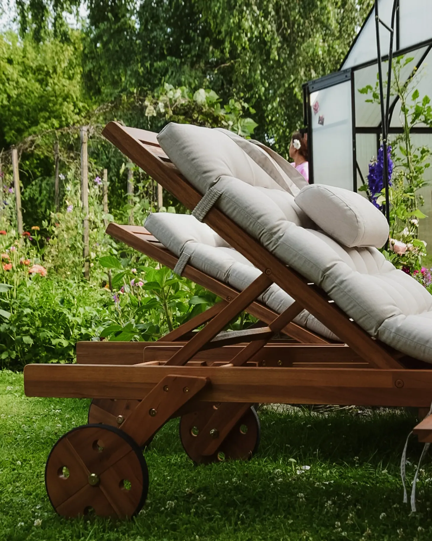 Leżak ogrodowy z poduszką CESANA PREMIUM Rozkładany Drewno akacjowe Jasnobeżowy