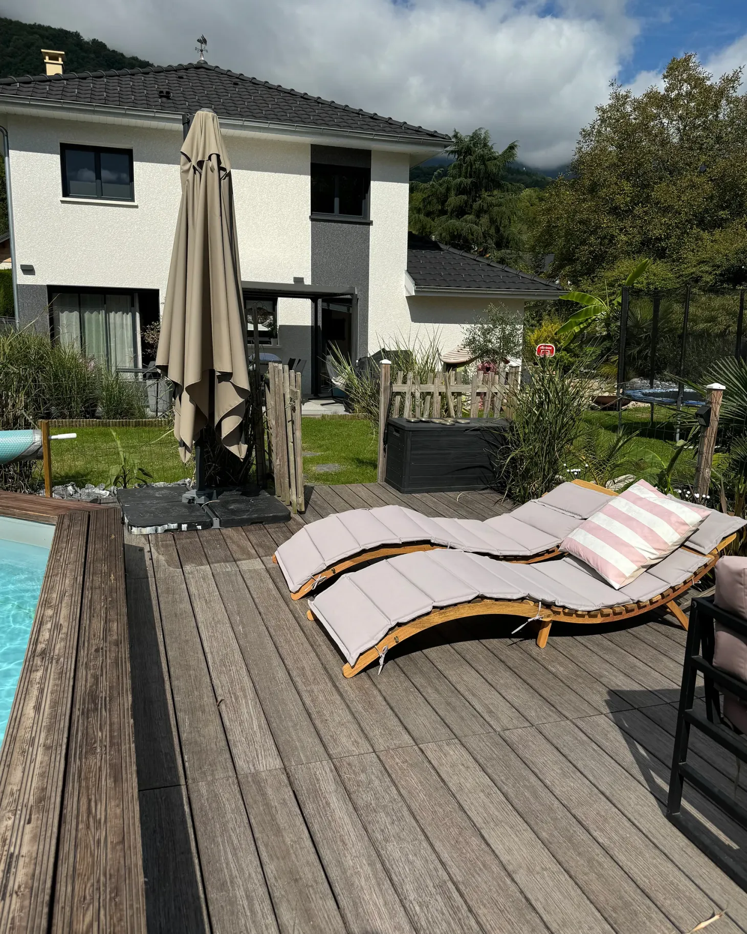 Leżak ogrodowy z poduszką LUINO Drewno akacjowe Szary