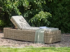Leżak ogrodowy z poduszką PALESE Rozkładany Rattan Naturalny