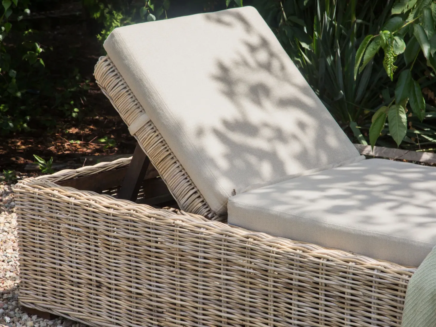Leżak ogrodowy z poduszką PALESE Rozkładany Rattan Naturalny