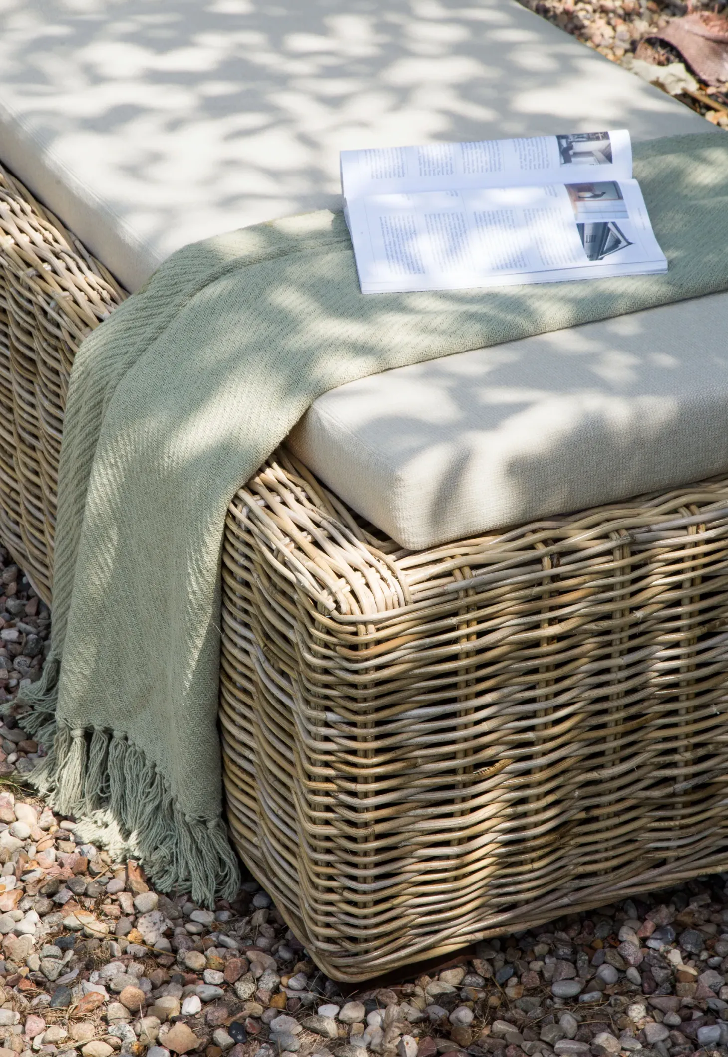 Leżak ogrodowy z poduszką PALESE Rozkładany Rattan Naturalny