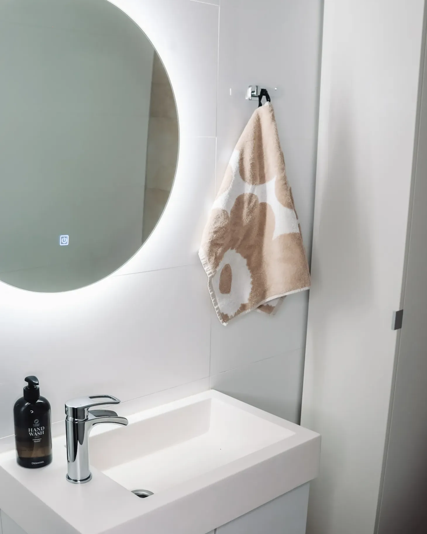 Lustro łazienkowe LED CALLAC 60 cm 60 cm Srebrny