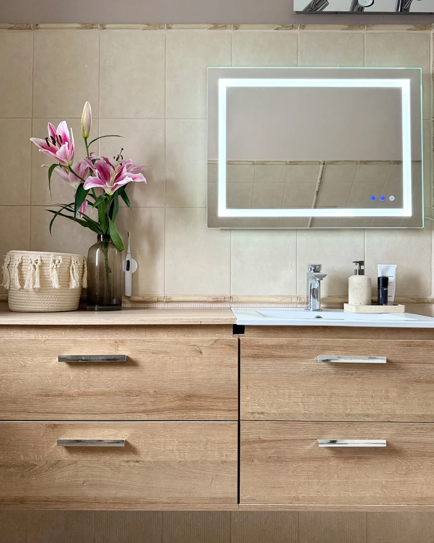 Lustro łazienkowe LED PRENOIS 80 cm 60 cm Srebrny