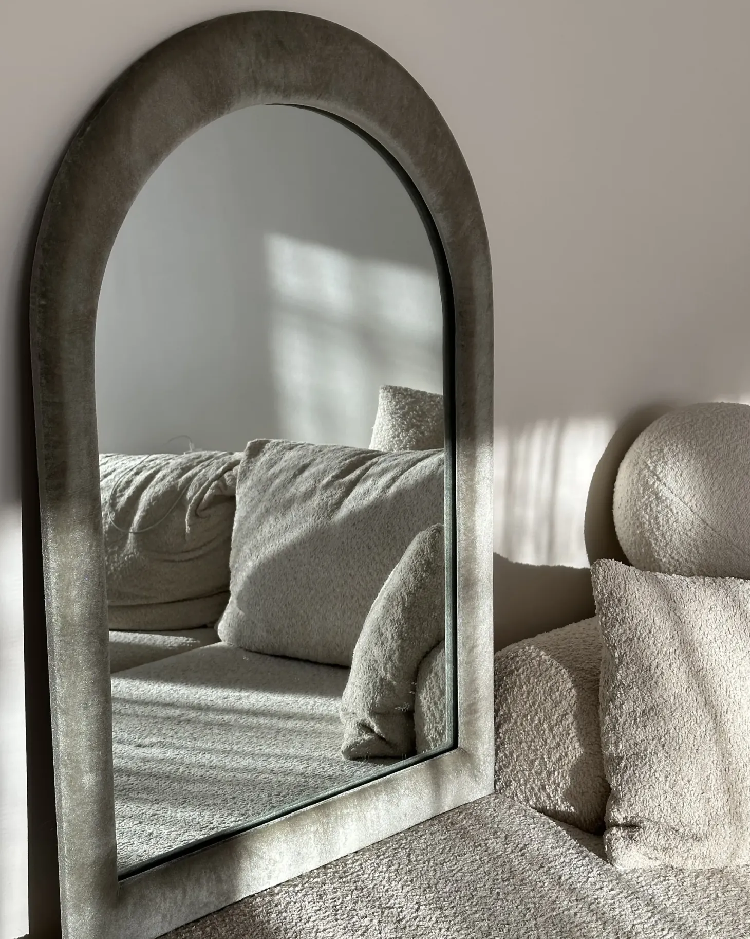 Lustro ścienne HURIEL 60 cm 90 cm Welur Oliwkowy