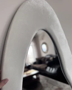 Lustro ścienne REIGNY 57 cm 160 cm Welur Biały