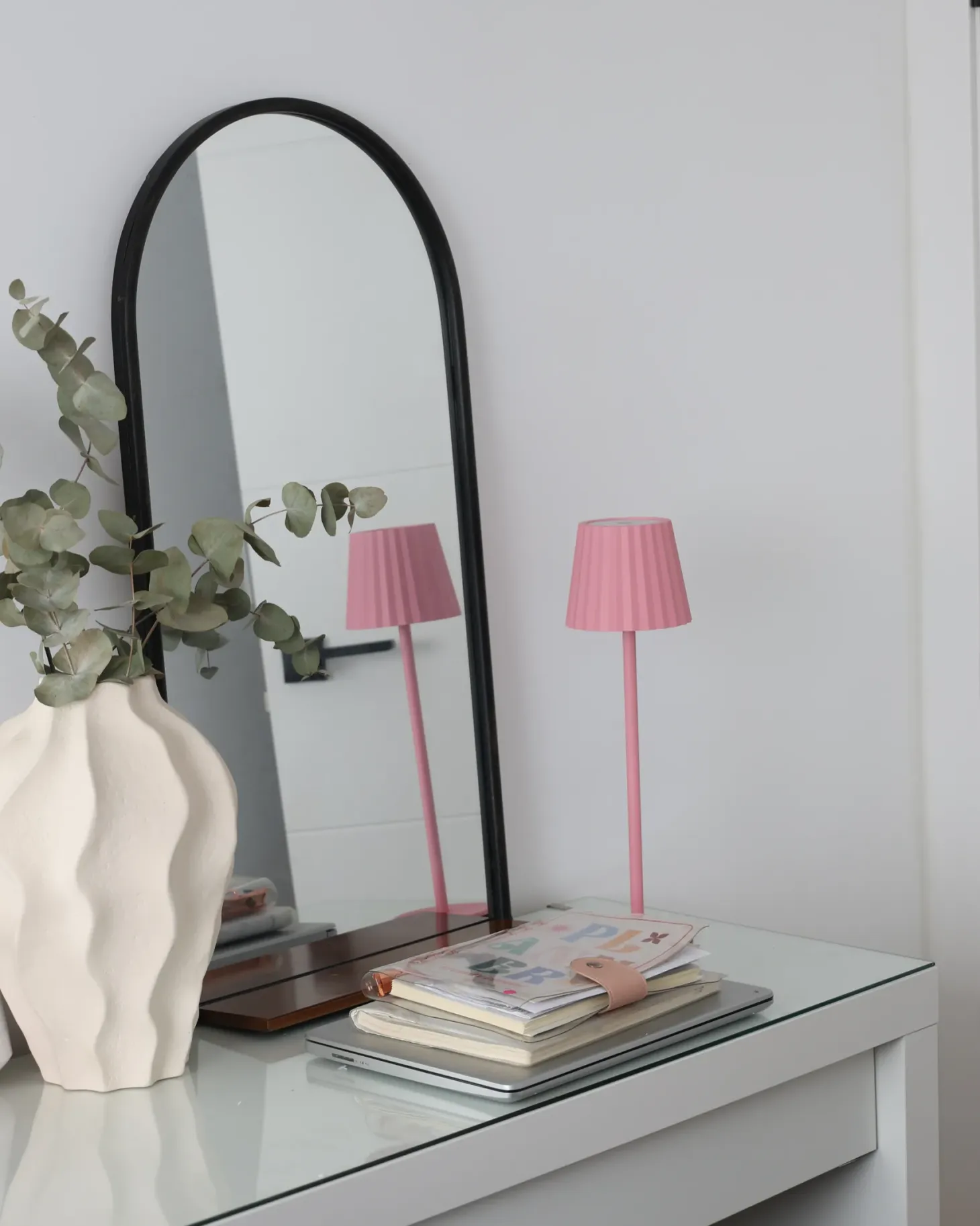 Lustro ścienne z półką DOMME 40 cm 67 cm Metal Czarny