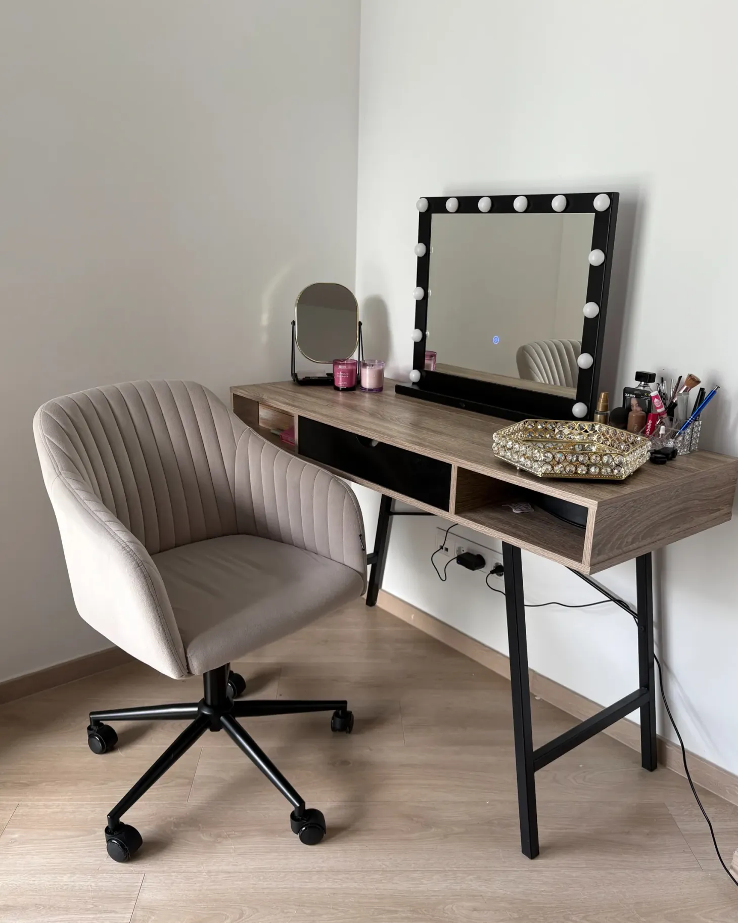 Lustro do makijażu stojące LED BEAUVOIR Czarny