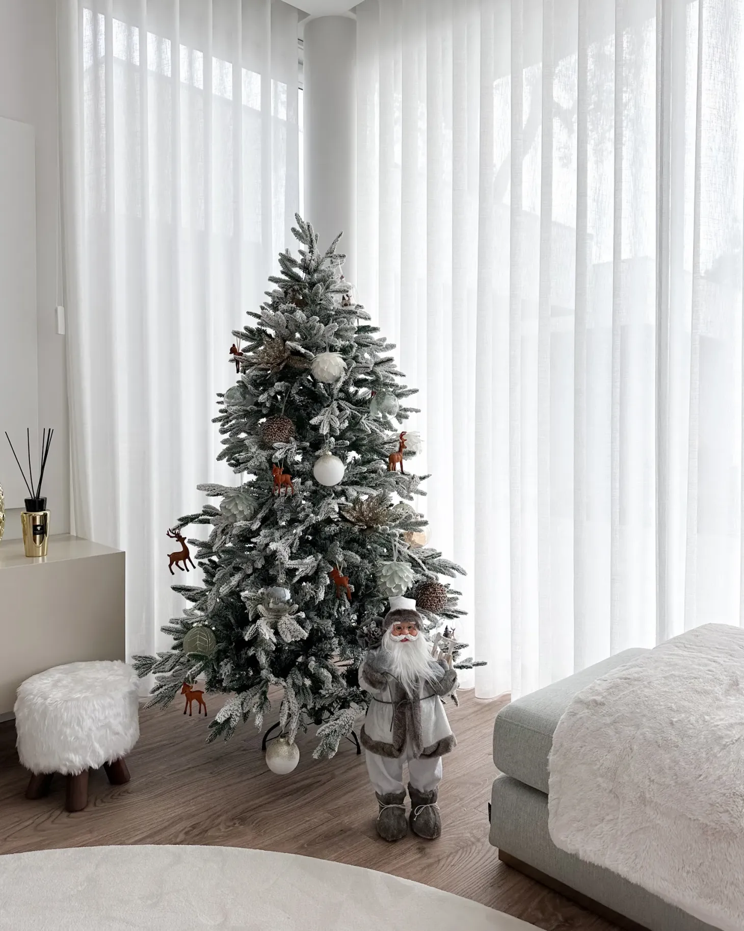 Ośnieżona sztuczna choinka świąteczna BASSIE 120 cm Biały