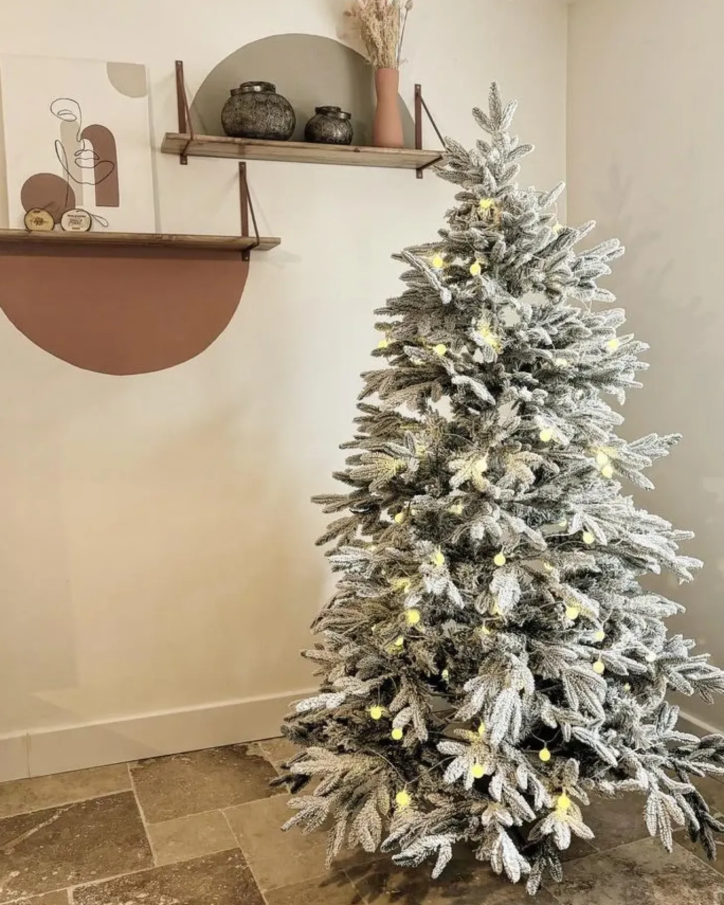 Ośnieżona sztuczna choinka świąteczna BASSIE 180 cm Biały
