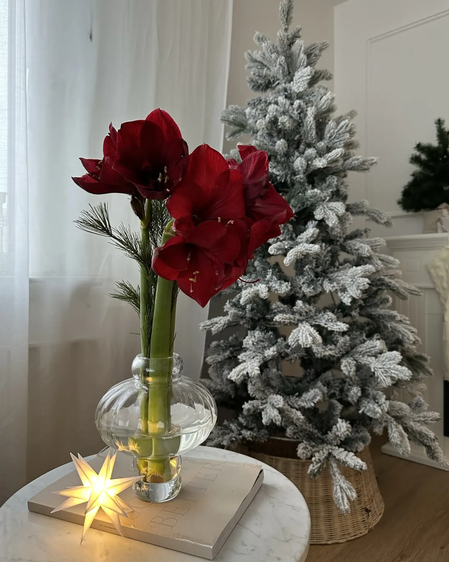 Ośnieżona sztuczna choinka świąteczna LED TATLOW 180 cm Zielony