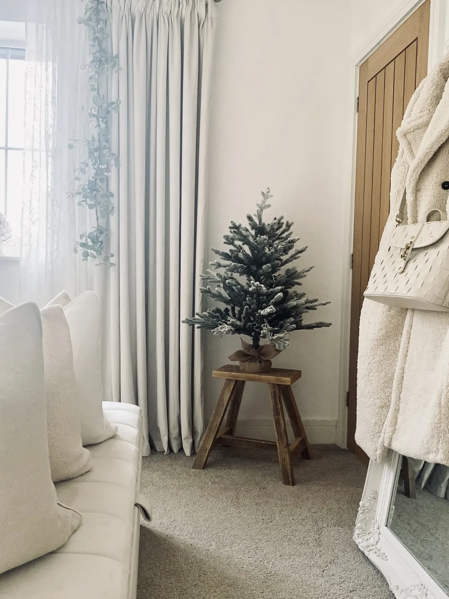 Ośnieżona sztuczna choinka świąteczna RINGROSE 90 cm Zielony