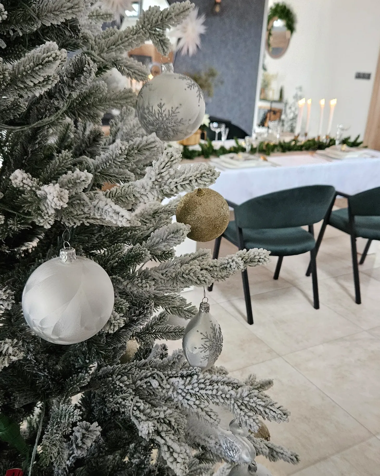 Ośnieżona sztuczna choinka świąteczna BRISCO 180 cm Biały
