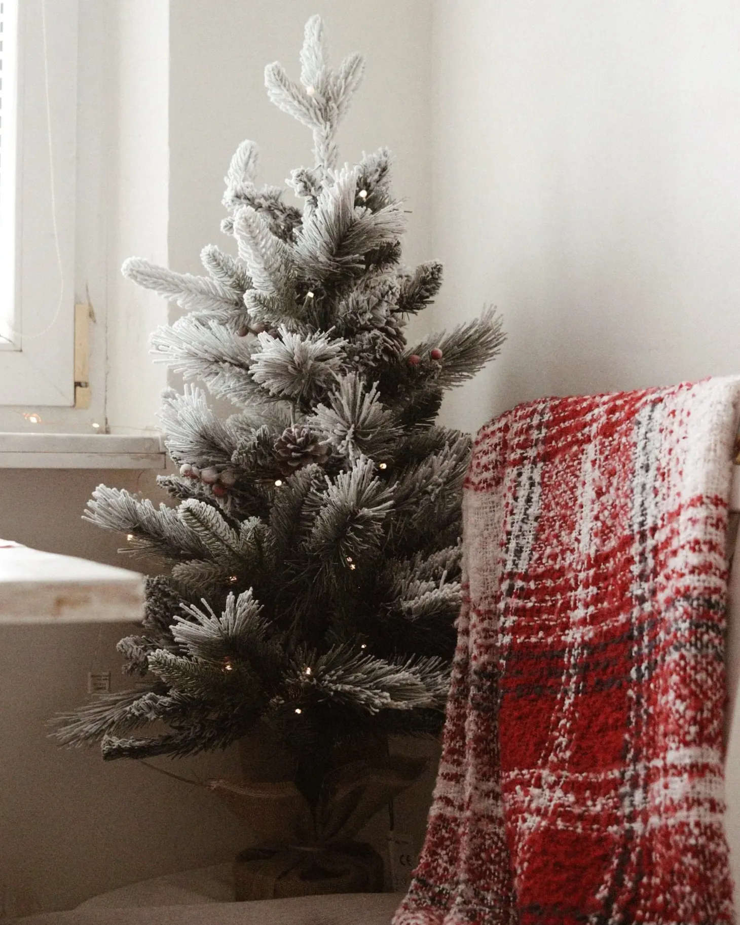 Ośnieżona sztuczna choinka świąteczna LED MALIGNE 90 cm Biały