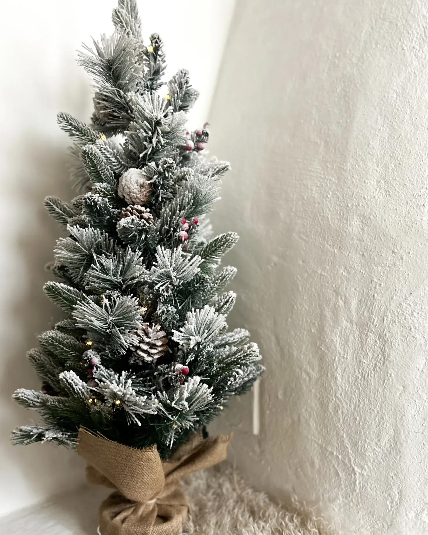 Ośnieżona sztuczna choinka świąteczna LED MALIGNE 90 cm Biały