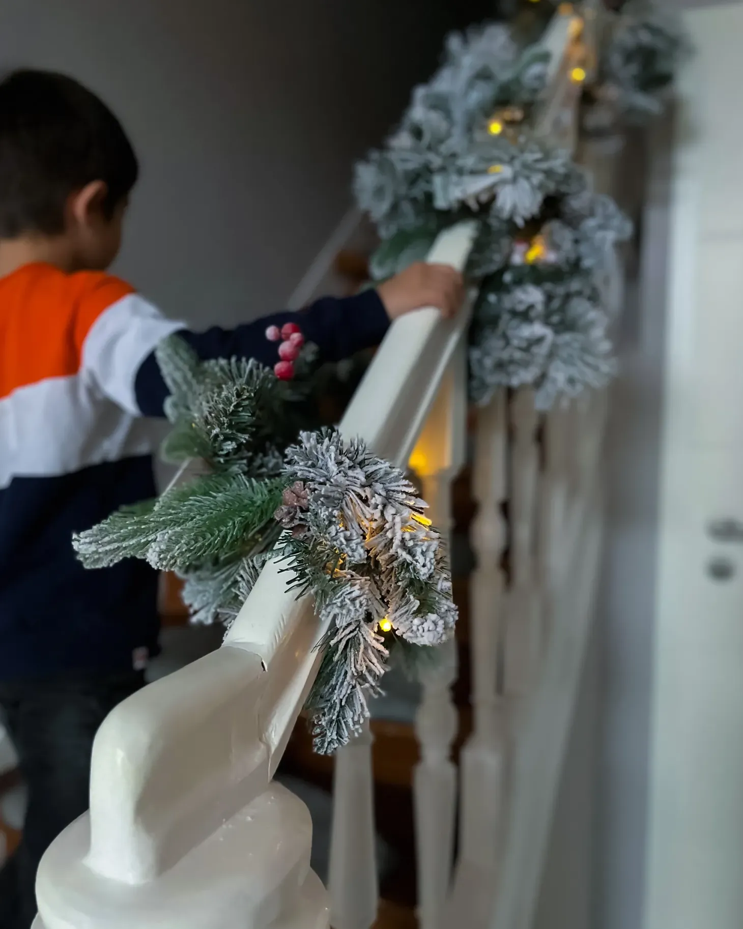 Ośnieżona świąteczna girlanda LED WHITEHORN 270 cm Biały