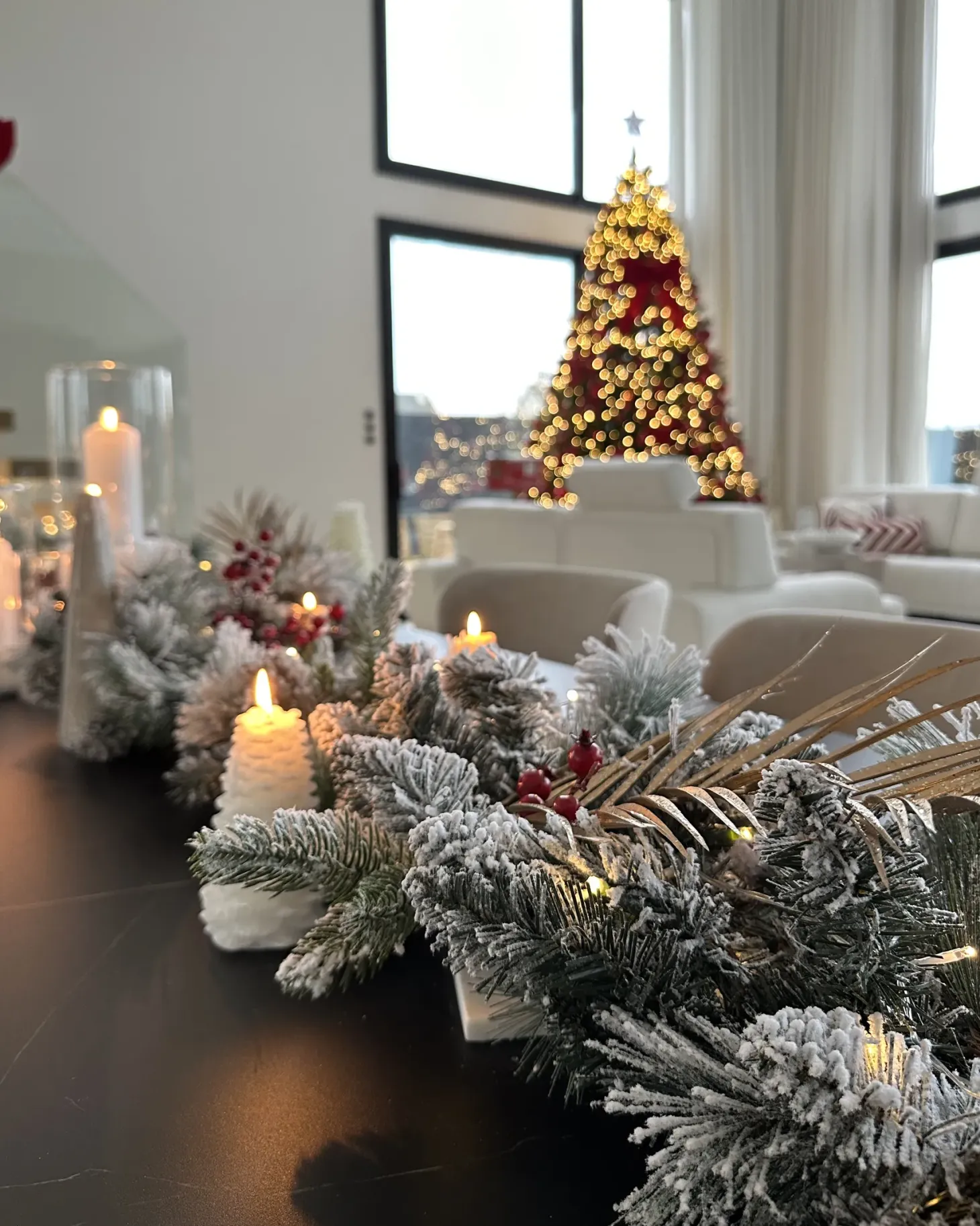 Ośnieżona świąteczna girlanda LED WHITEHORN 270 cm Biały