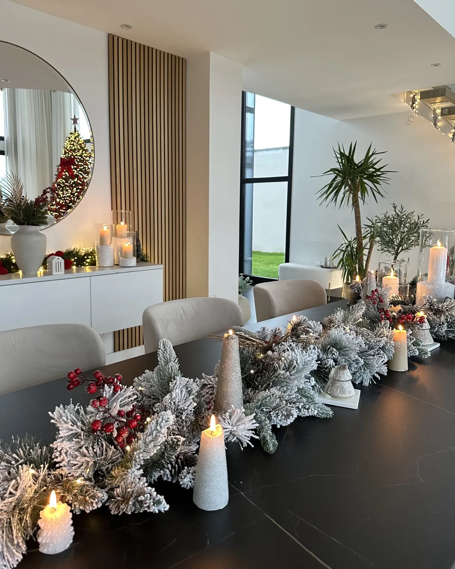 Ośnieżona świąteczna girlanda LED WHITEHORN 270 cm Biały