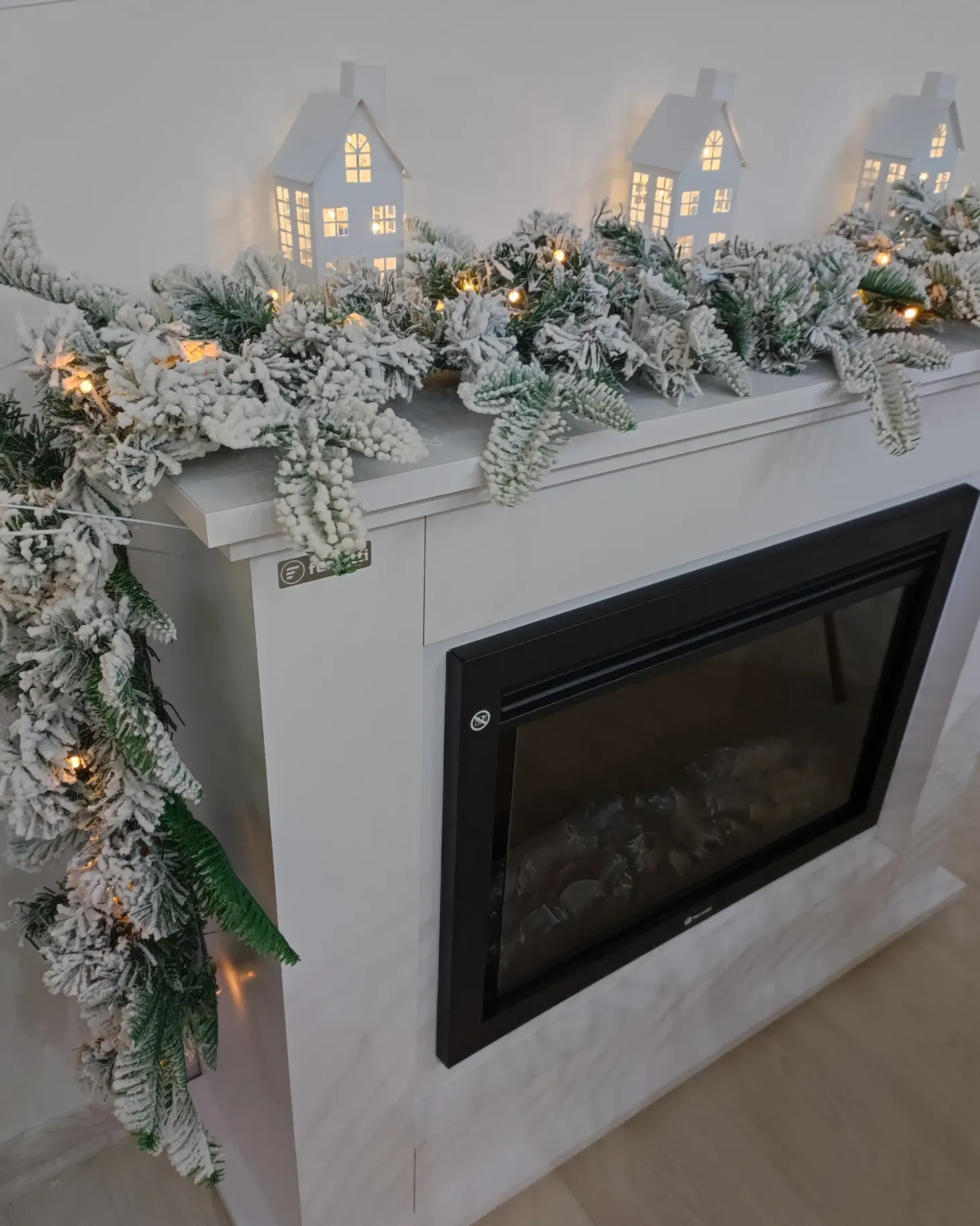 Ośnieżona świąteczna girlanda LED SUNDO 180 cm Biały