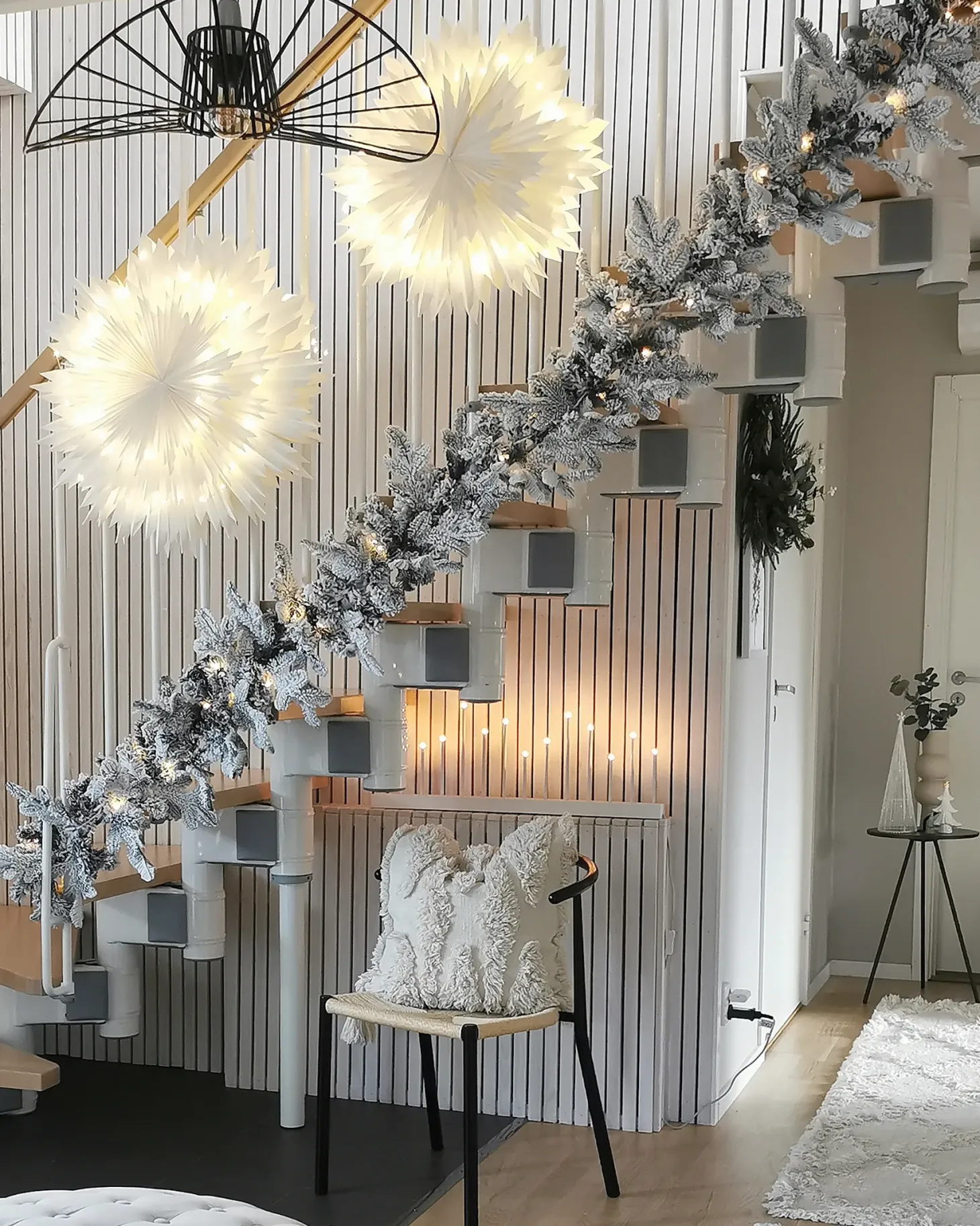 Ośnieżona świąteczna girlanda LED SUNDO 270 cm Biały