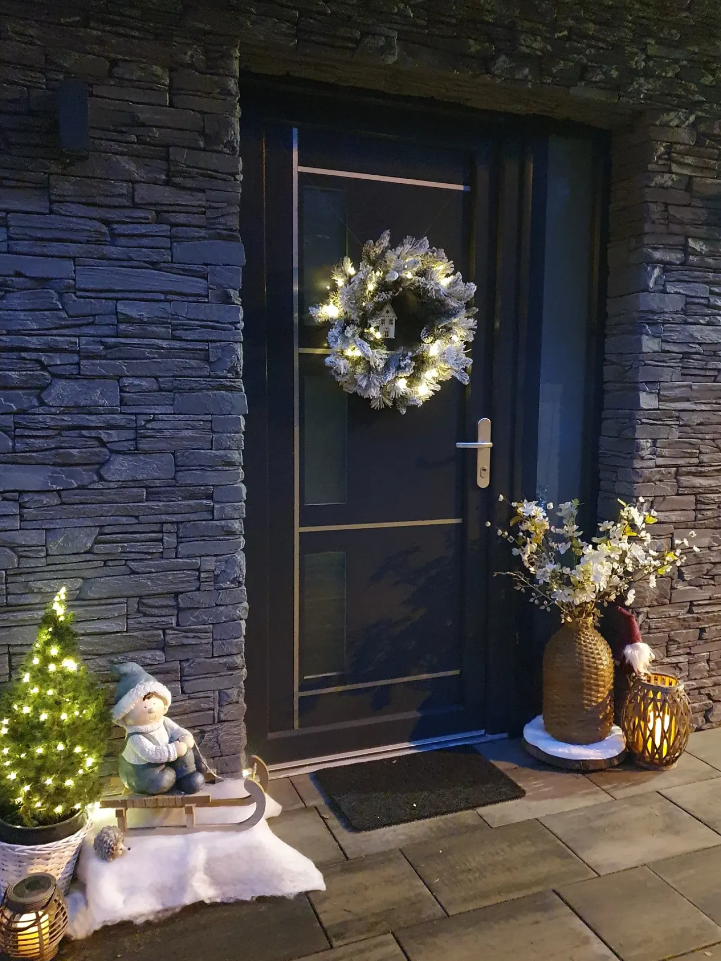 Ośnieżony wieniec świąteczny LED WHITEHORN Biały 55 cm