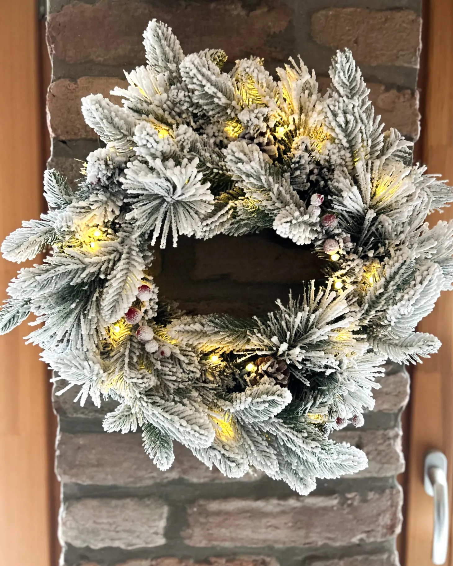 Ośnieżony wieniec świąteczny LED WHITEHORN Biały 55 cm