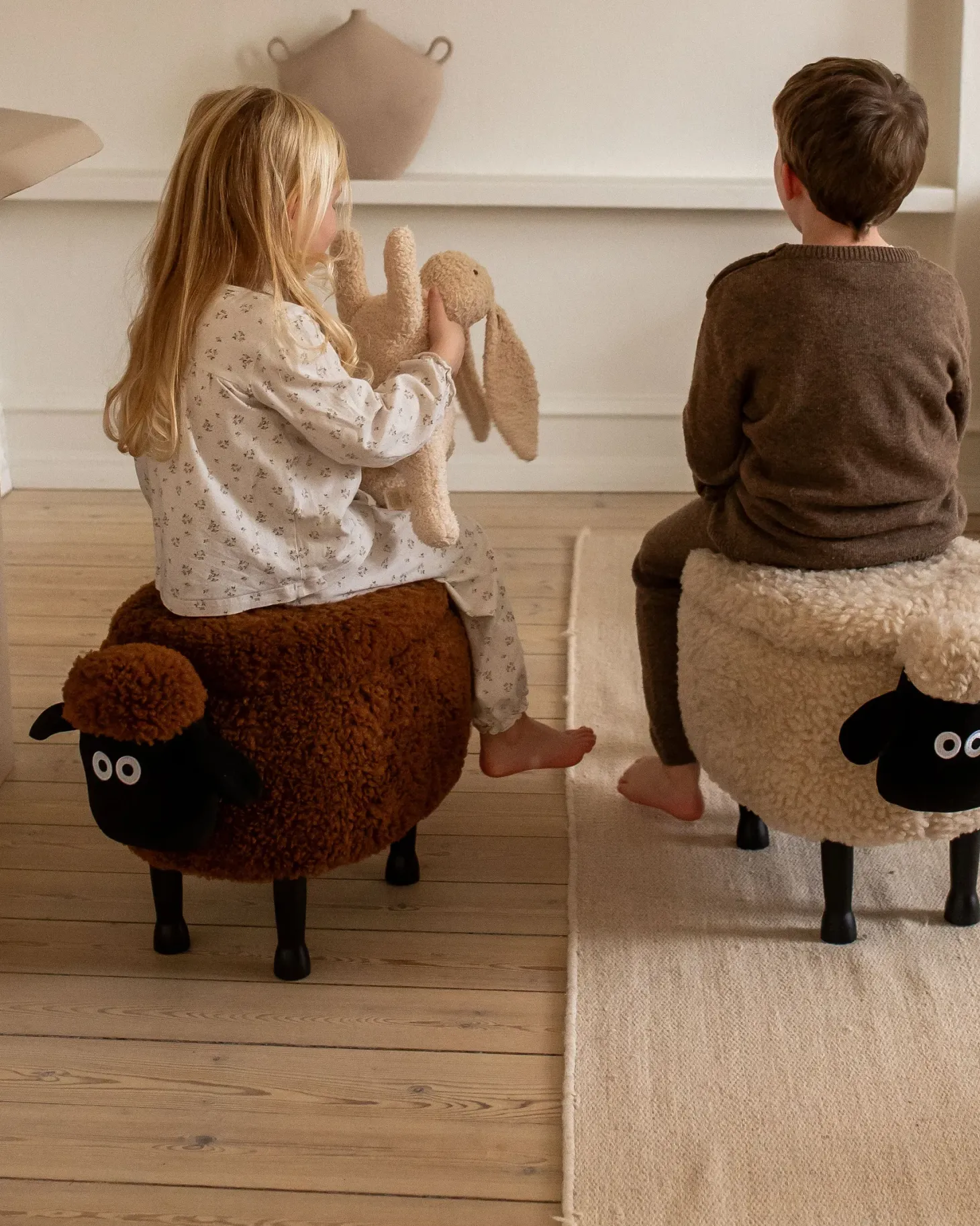 Pufa zwierzak ze schowkiem SHEEP Brązowy Baranek