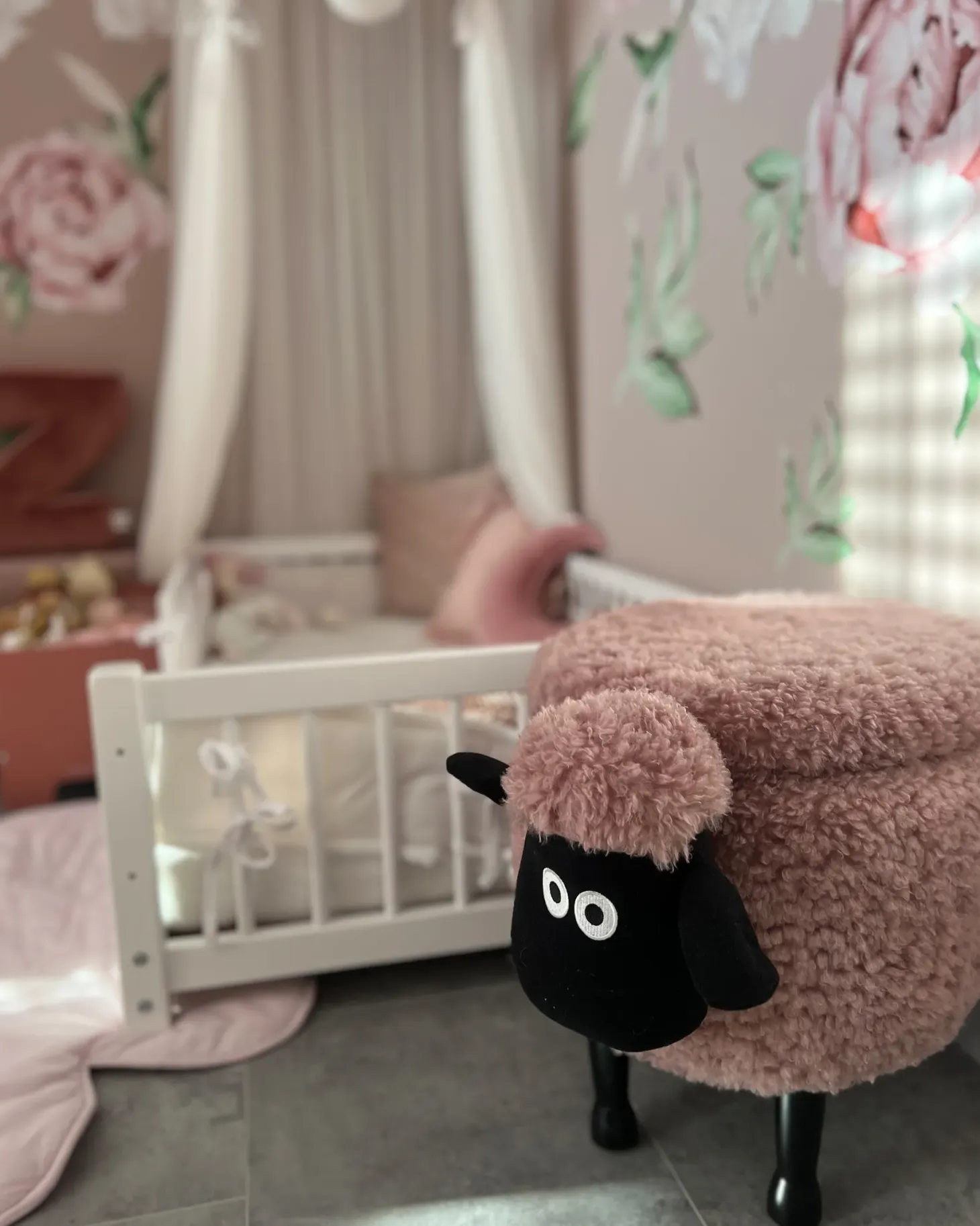Pufa zwierzak ze schowkiem SHEEP Różowy Baranek
